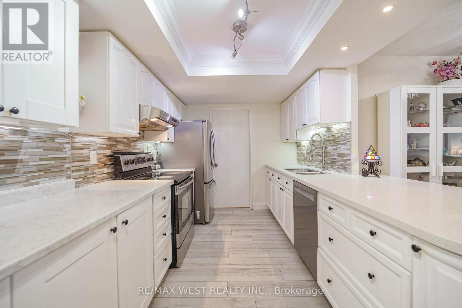 501 - 33 Weldrick Road E, Richmond Hill, Ontario  L4C 8W4 - Photo 4 - N12457423