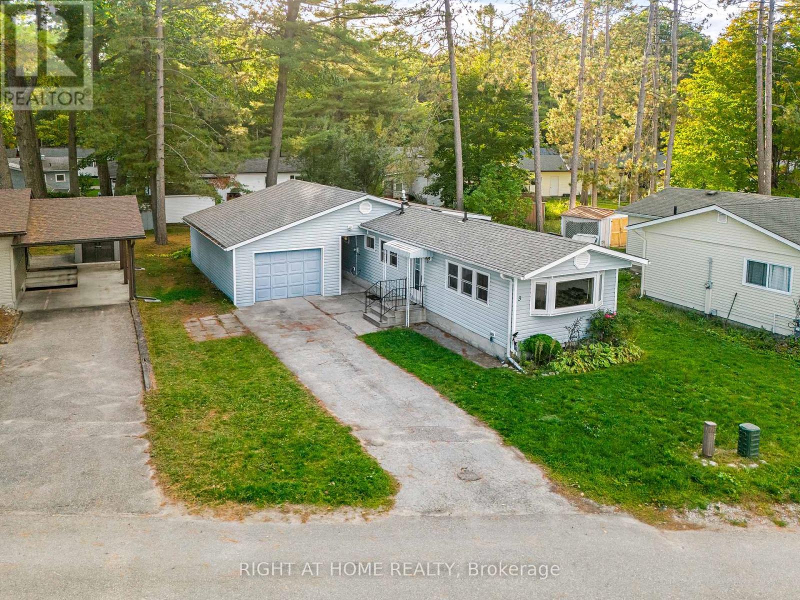 3 Carruthers Street S, Wasaga Beach, Ontario  L9Z 1K2 - Photo 2 - S12457389