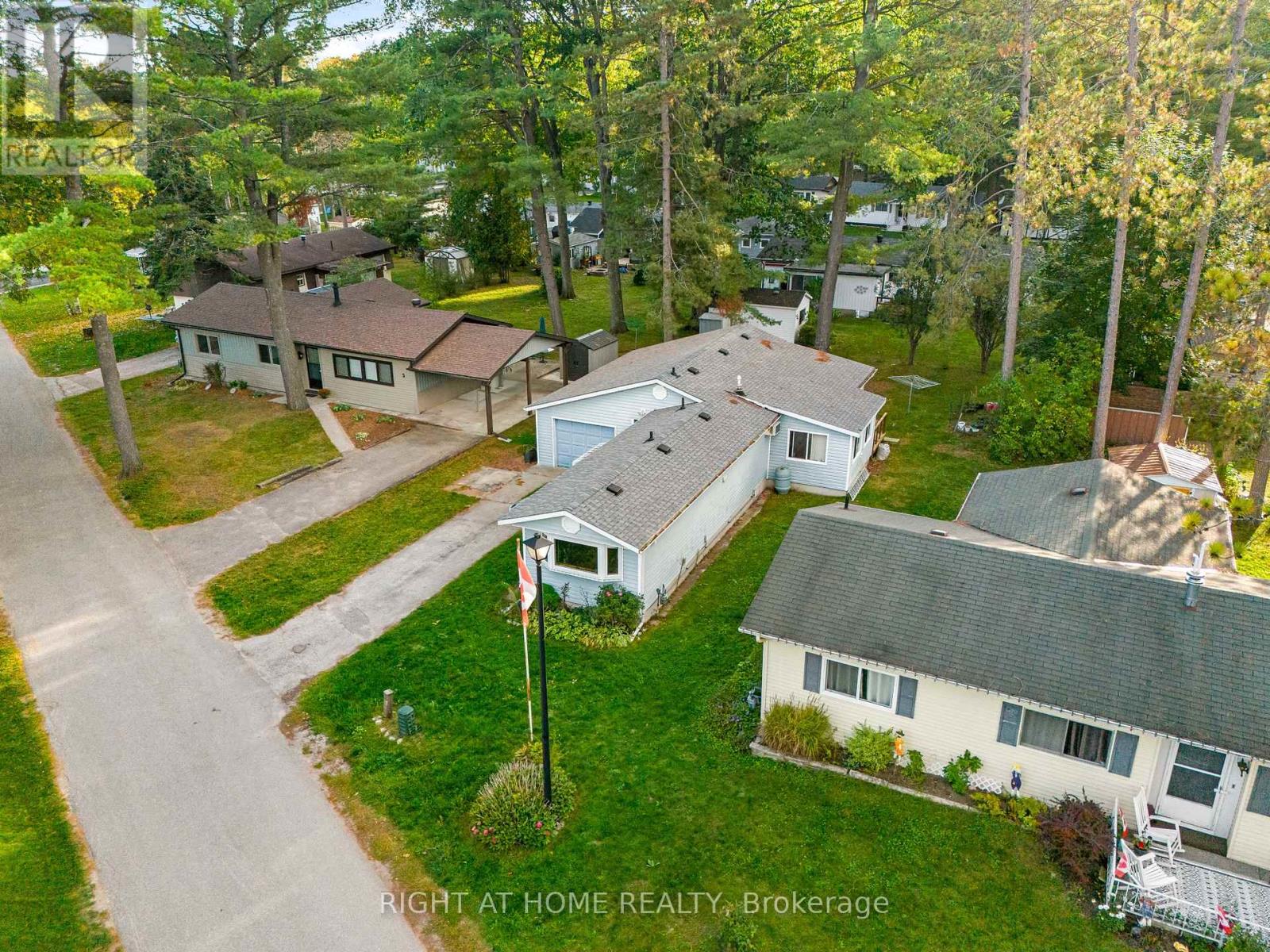3 Carruthers Street S, Wasaga Beach, Ontario  L9Z 1K2 - Photo 3 - S12457389