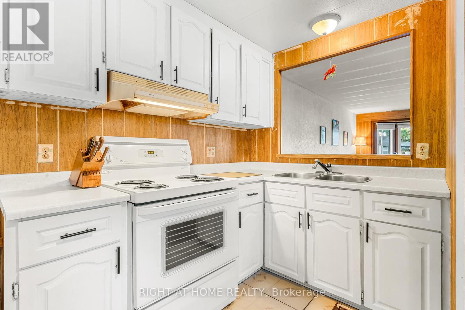 3 Carruthers Street S, Wasaga Beach, Ontario  L9Z 1K2 - Photo 8 - S12457389