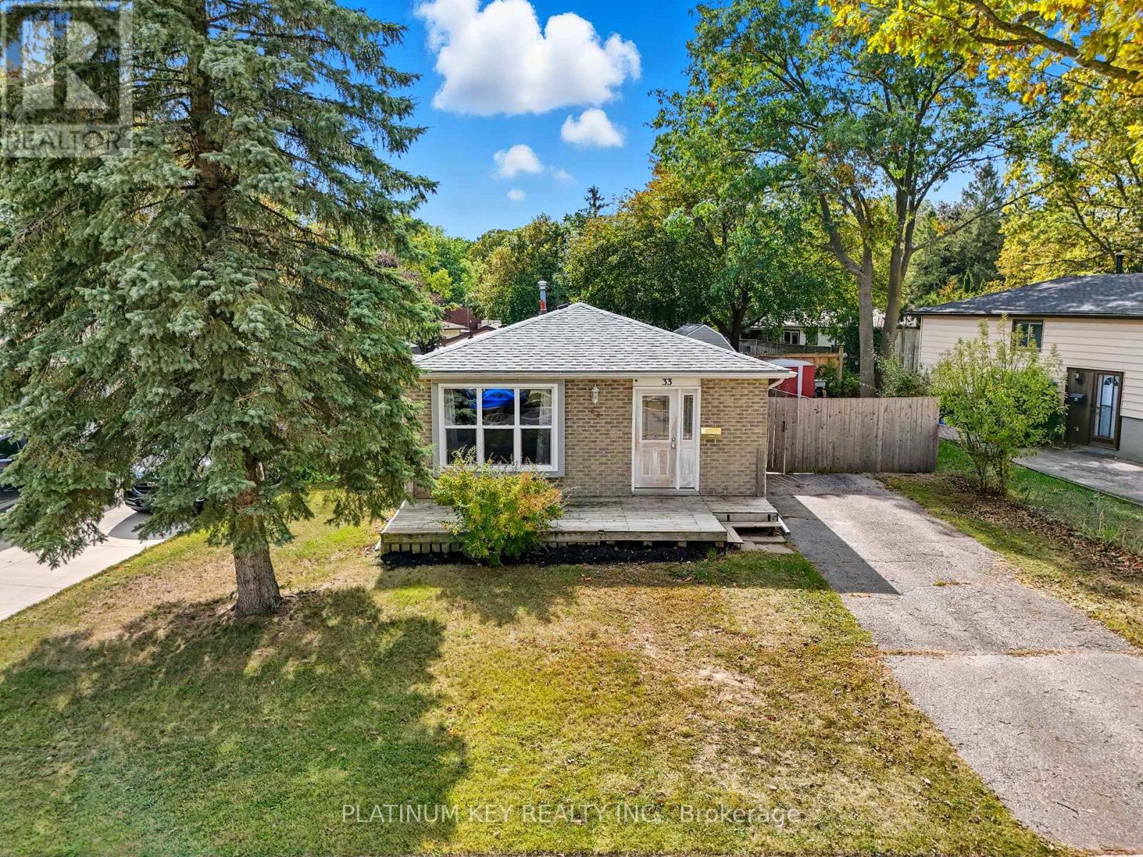 33 COURT LANE, London East, Ontario