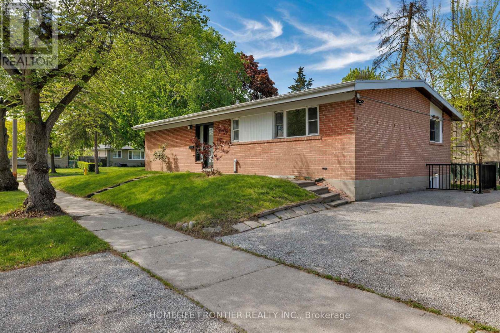 Lower Level - 23 Alhart Drive, Toronto, Ontario  M9V 2M8 - Photo 4 - W12457301