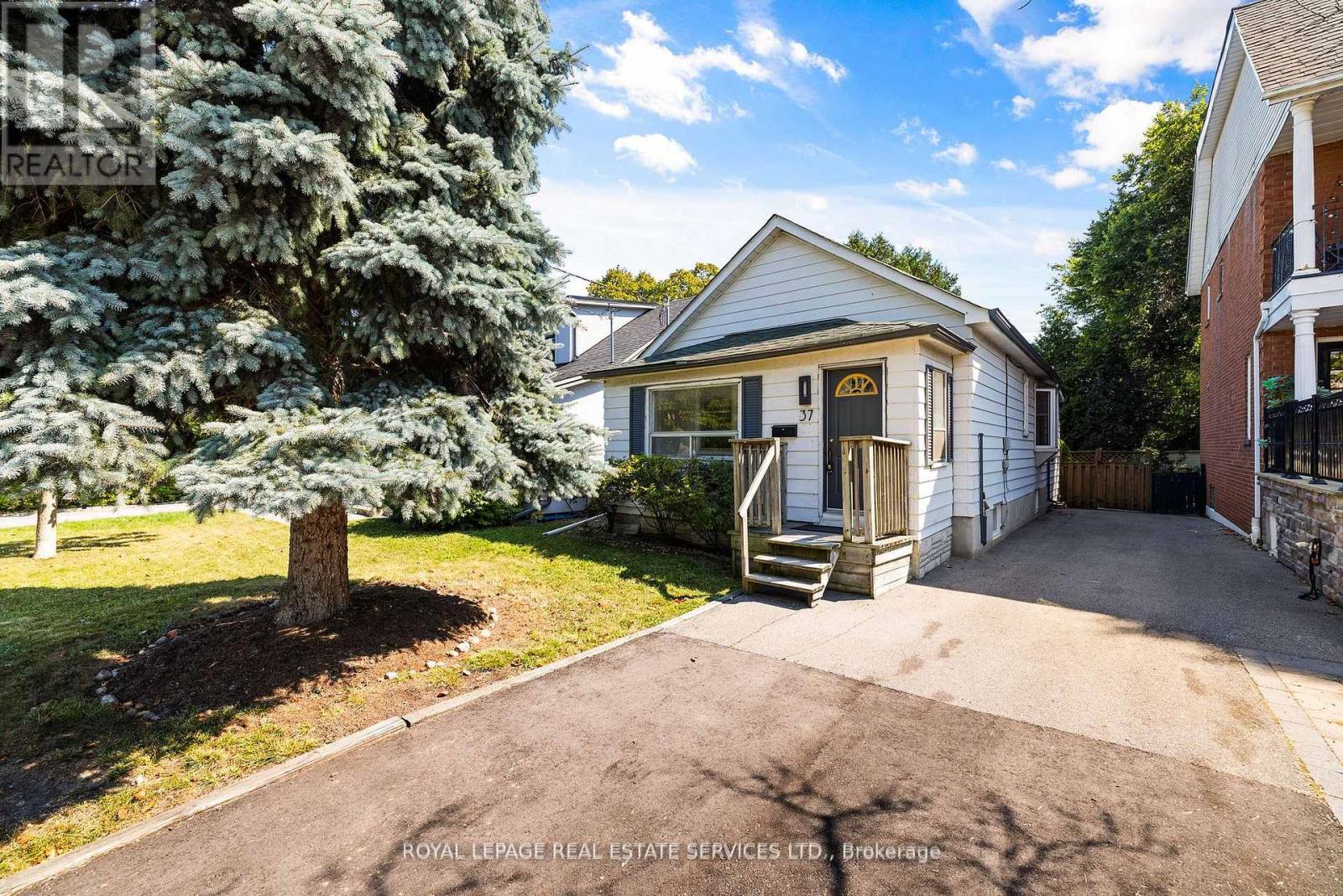 37 Simpson Avenue, Toronto, Ontario  M8Z 1C9 - Photo 2 - W12457313