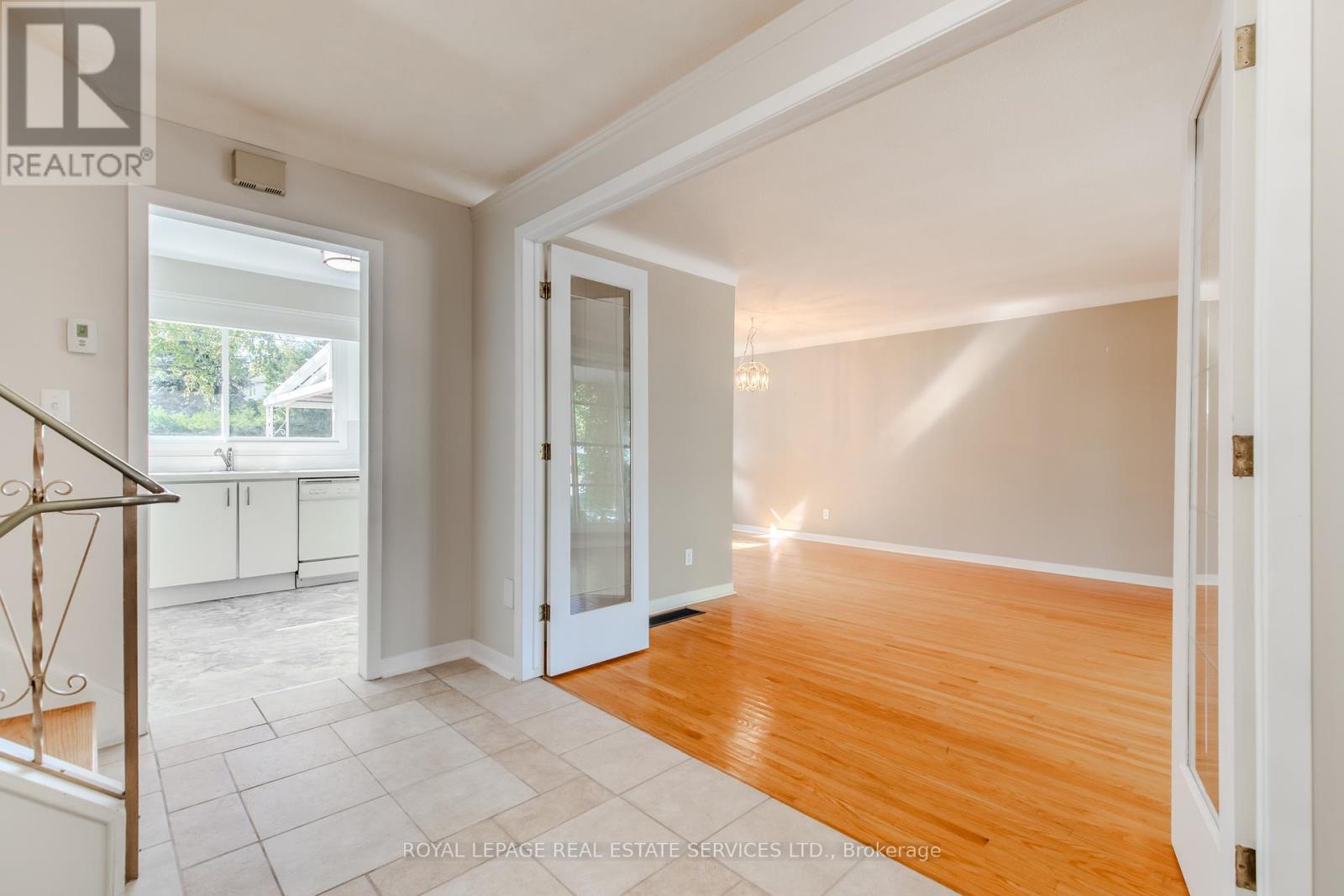 264 Tottenham Road, Burlington, Ontario  L7L 4G7 - Photo 10 - W12457349