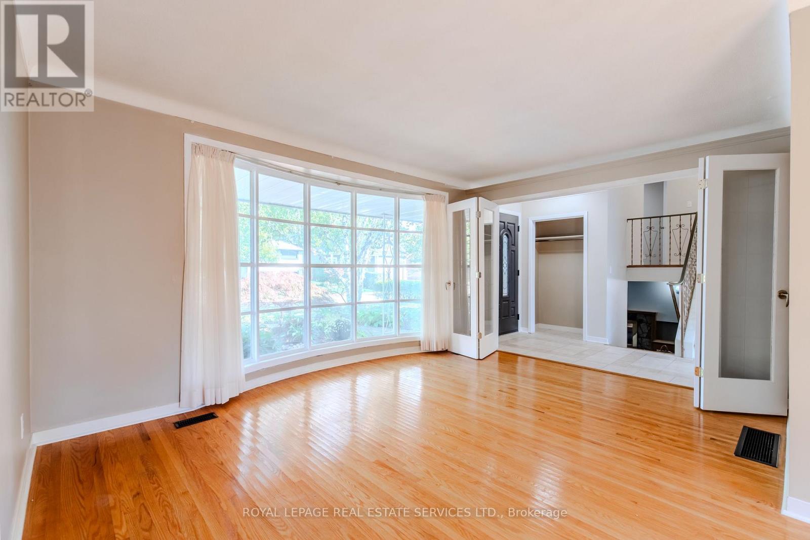 264 Tottenham Road, Burlington, Ontario  L7L 4G7 - Photo 11 - W12457349