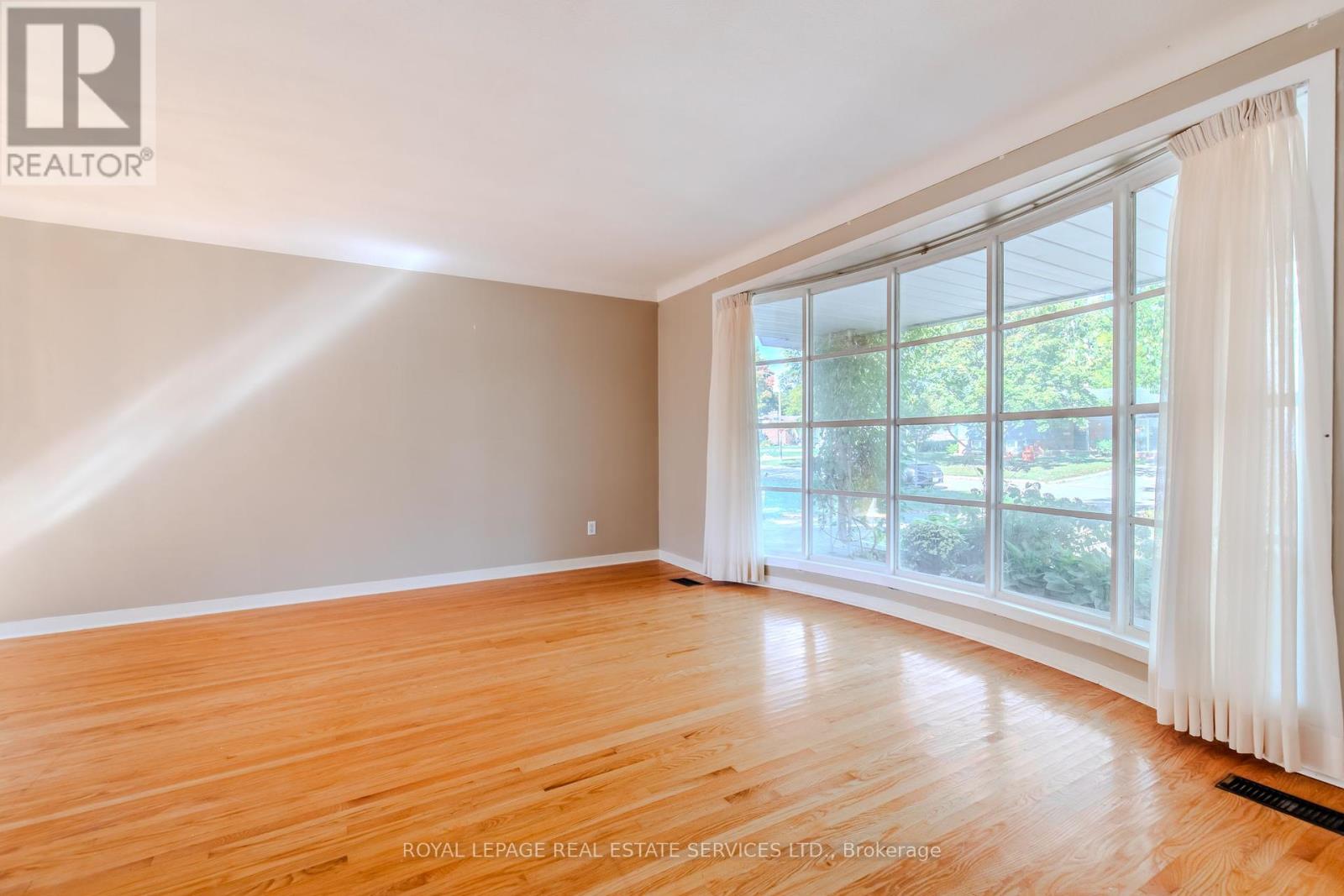264 Tottenham Road, Burlington, Ontario  L7L 4G7 - Photo 12 - W12457349