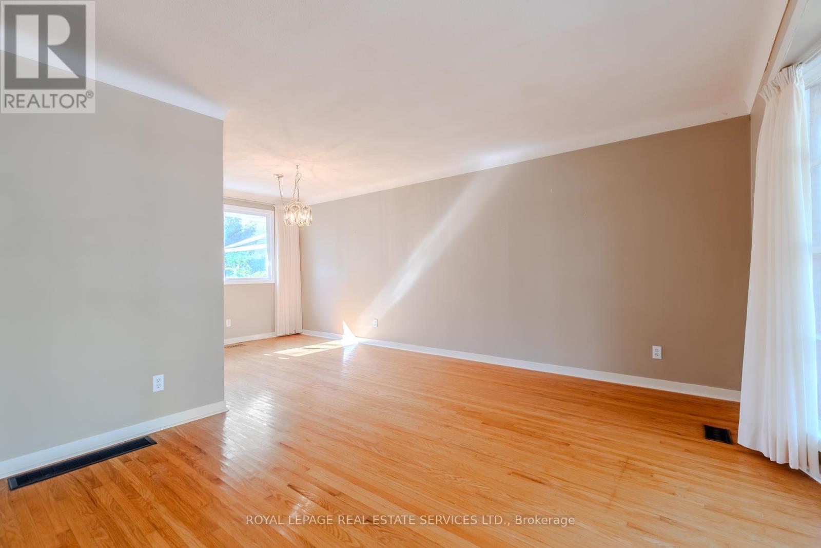264 Tottenham Road, Burlington, Ontario  L7L 4G7 - Photo 13 - W12457349