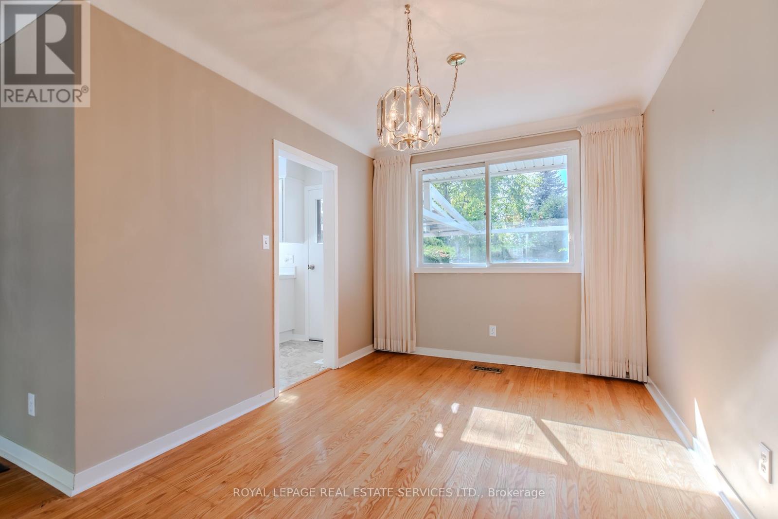 264 Tottenham Road, Burlington, Ontario  L7L 4G7 - Photo 15 - W12457349