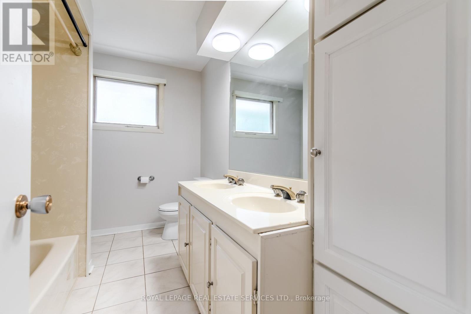 264 Tottenham Road, Burlington, Ontario  L7L 4G7 - Photo 24 - W12457349