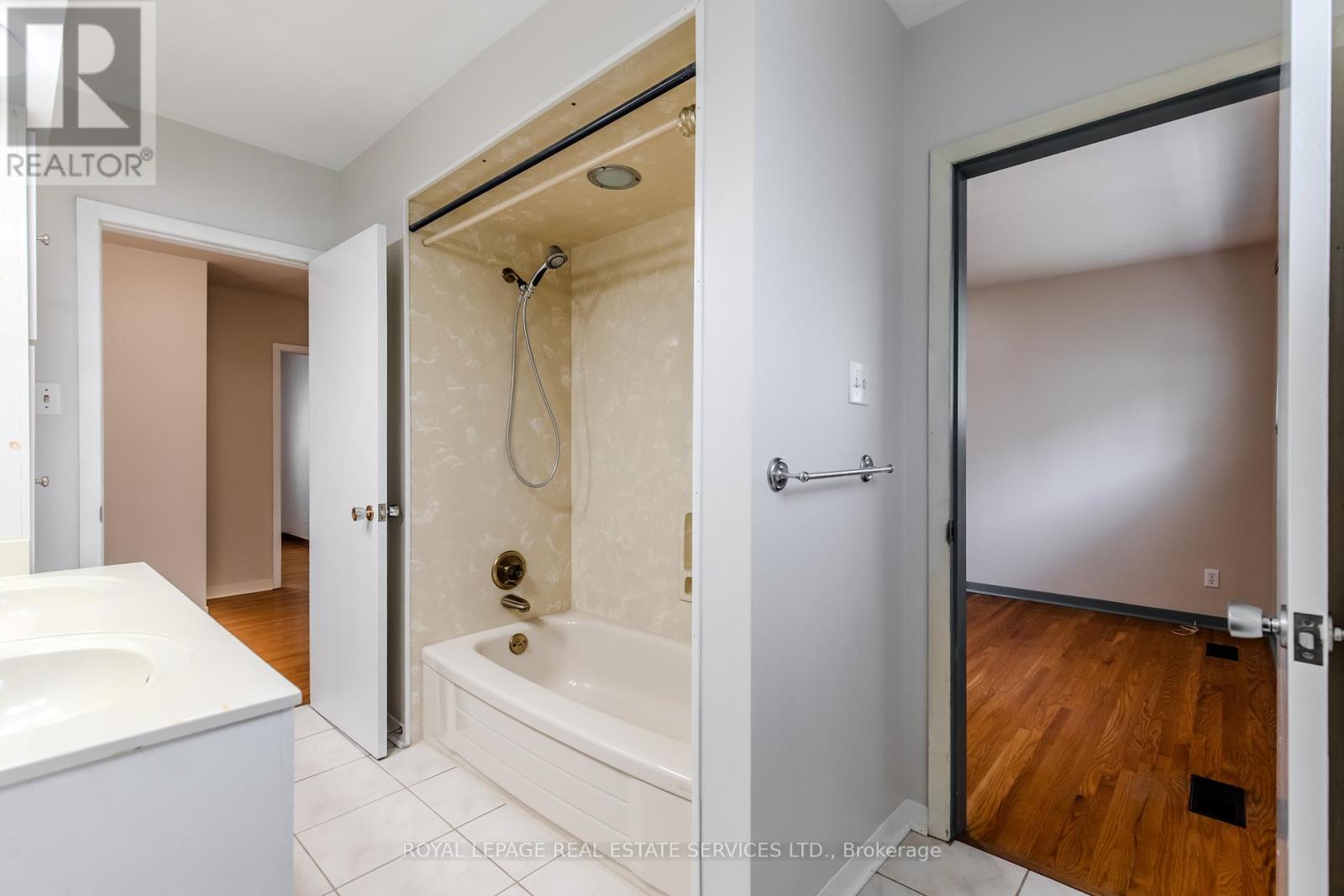 264 Tottenham Road, Burlington, Ontario  L7L 4G7 - Photo 25 - W12457349