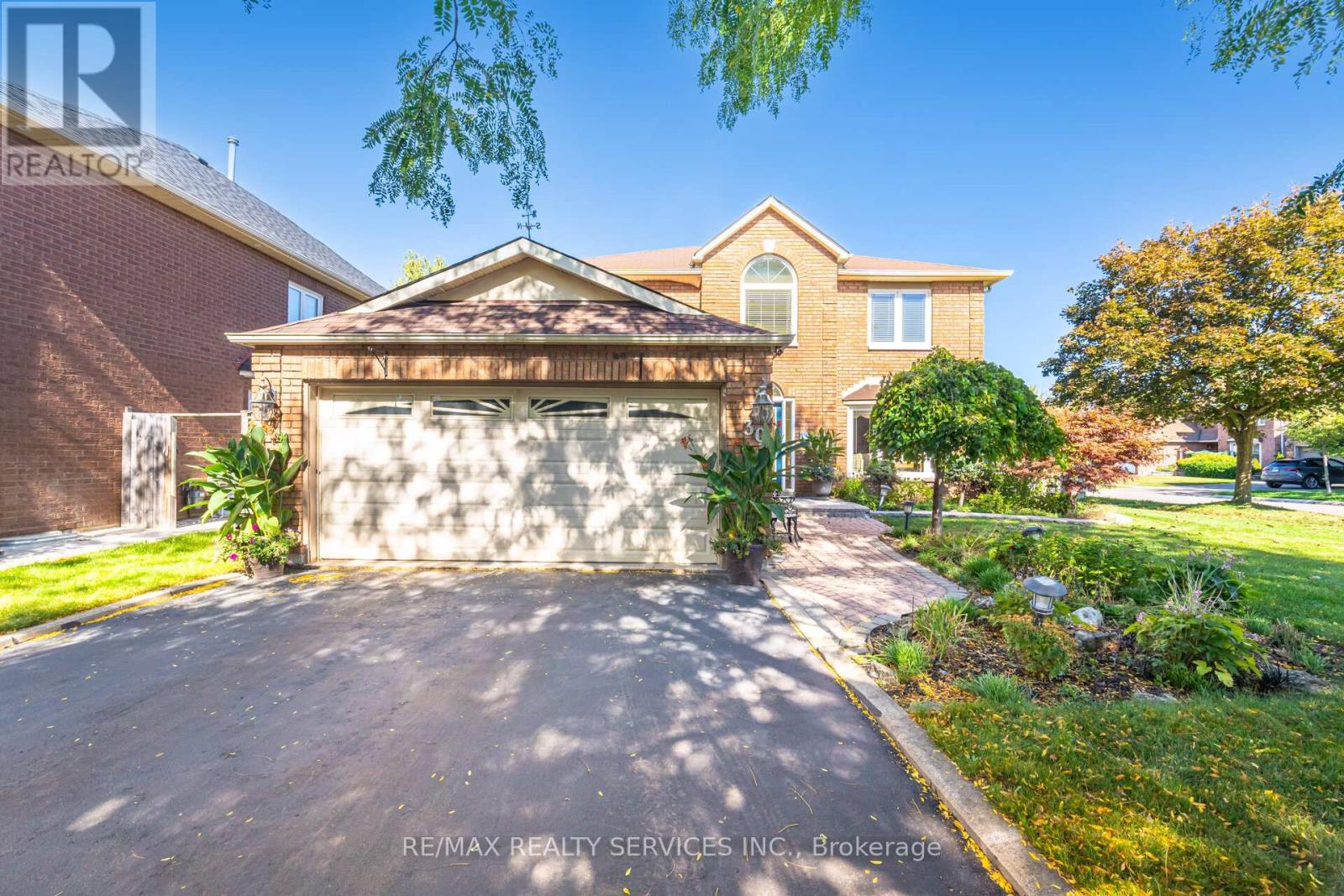 30 STARLING COURT, Brampton, Ontario