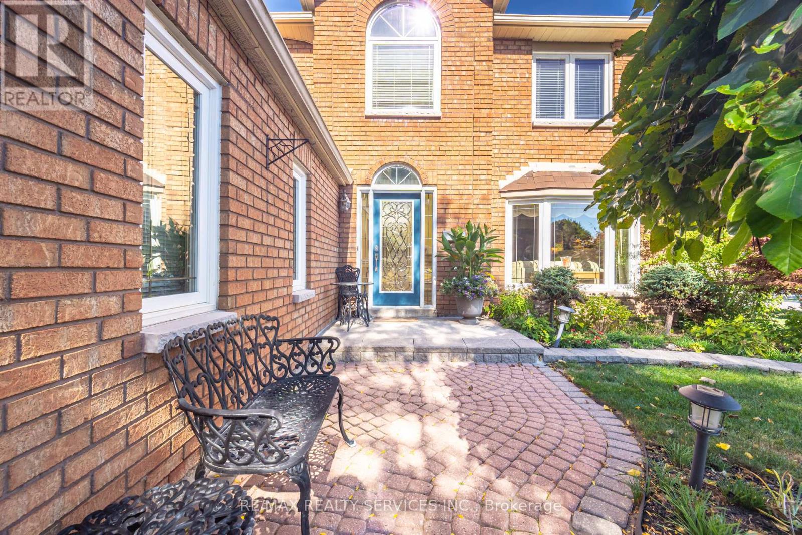 30 Starling Court, Brampton, Ontario  L6Z 3P5 - Photo 2 - W12457355