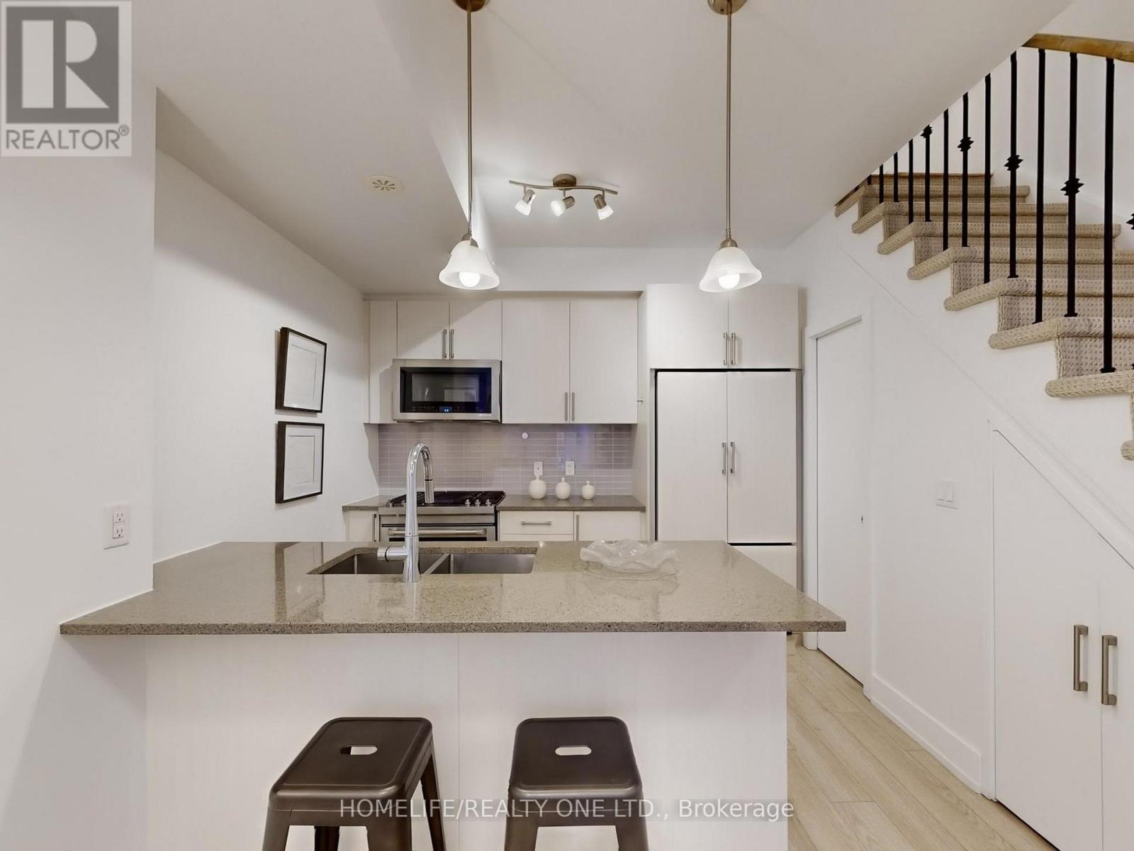 Th 41 - 3 Elsie Lane, Toronto, Ontario  M6P 0B8 - Photo 10 - W12457357