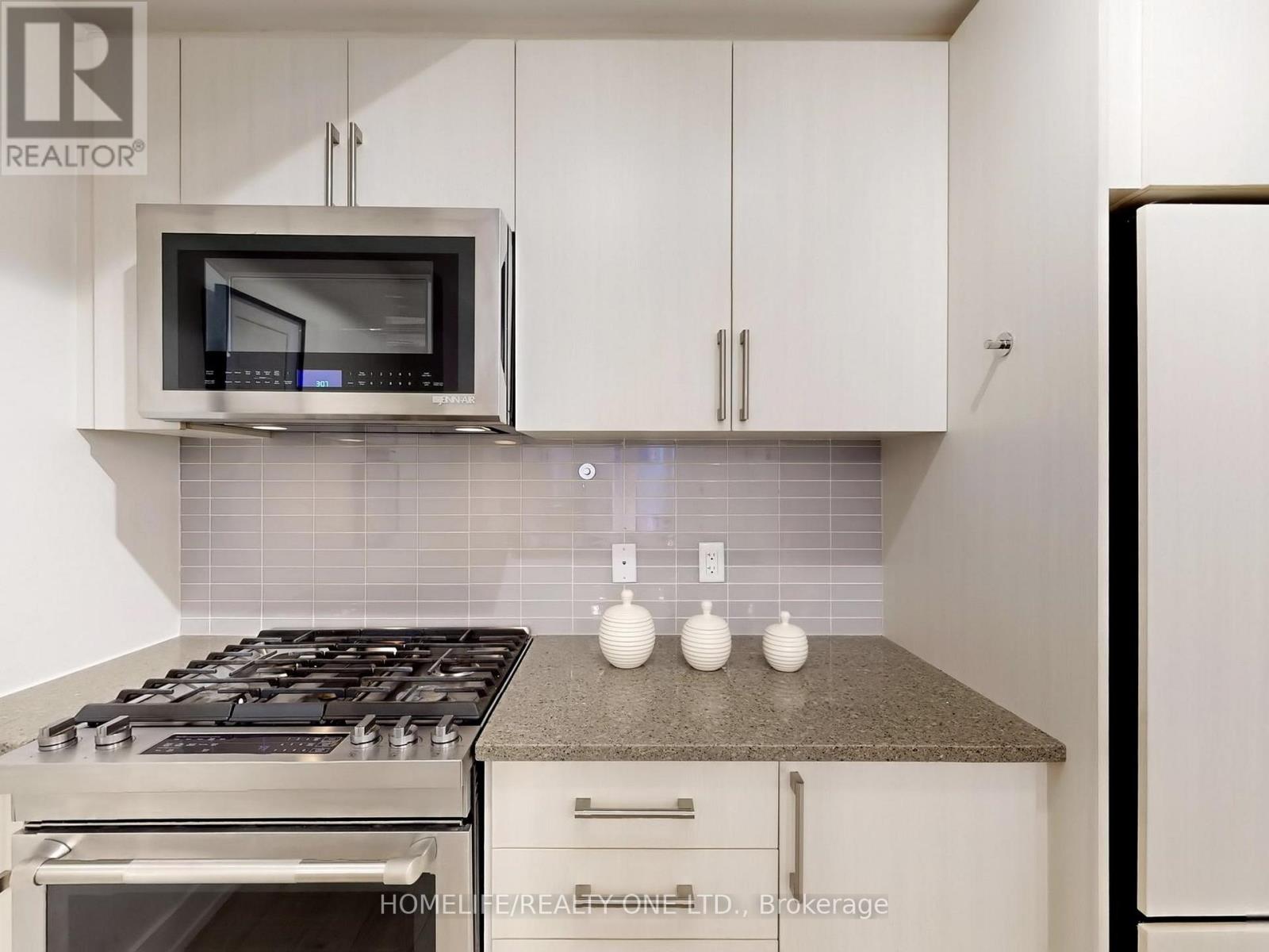 Th 41 - 3 Elsie Lane, Toronto, Ontario  M6P 0B8 - Photo 14 - W12457357