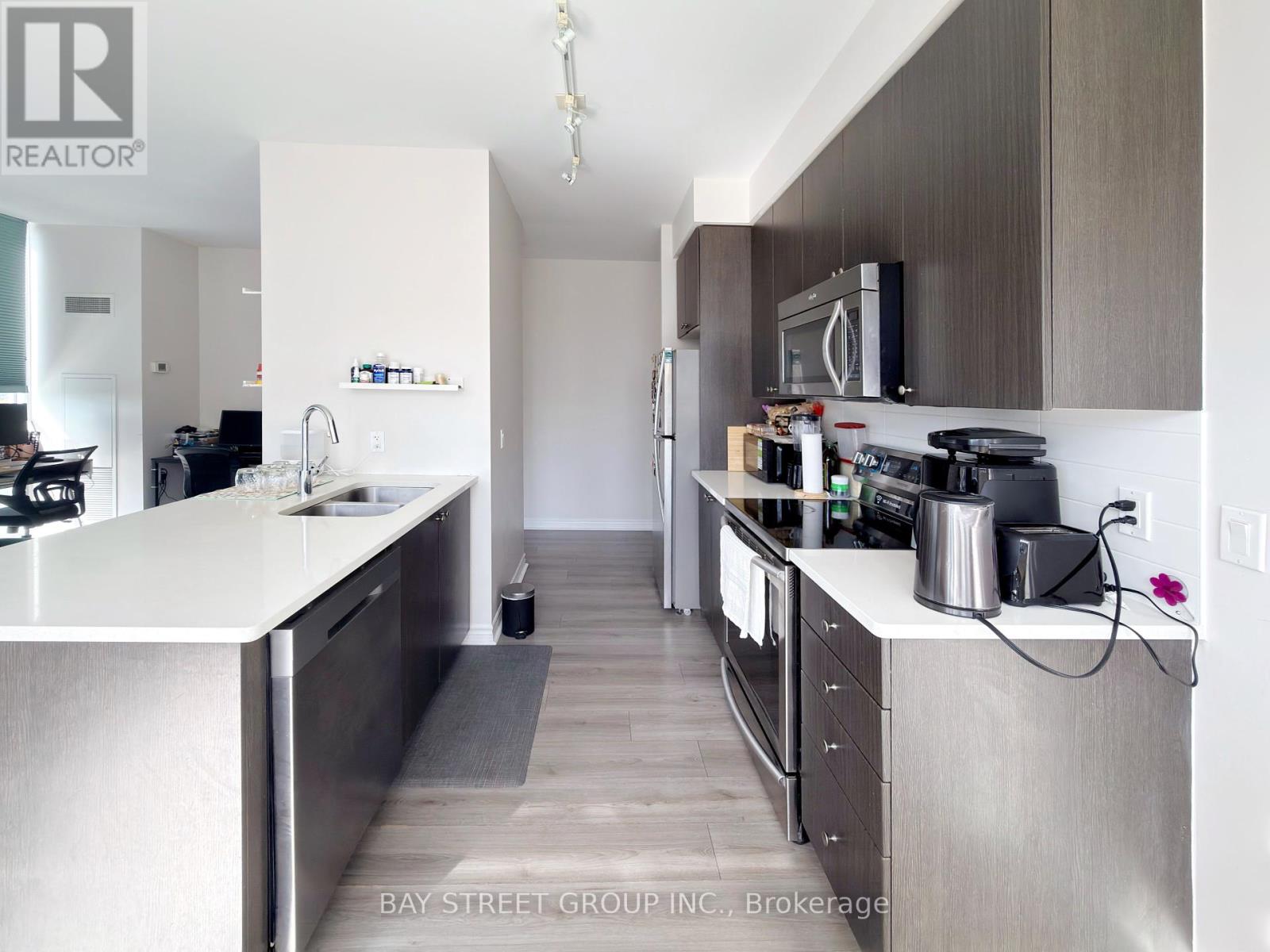 Ph06 - 339 Rathburn Road W, Mississauga, Ontario  L5B 0K6 - Photo 2 - W12457412