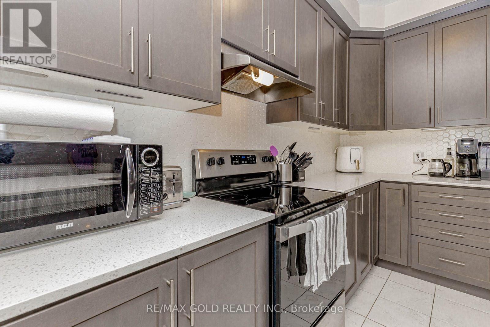 46 Reistwood Drive, Kitchener, Ontario  N2R 0N8 - Photo 12 - X12457336