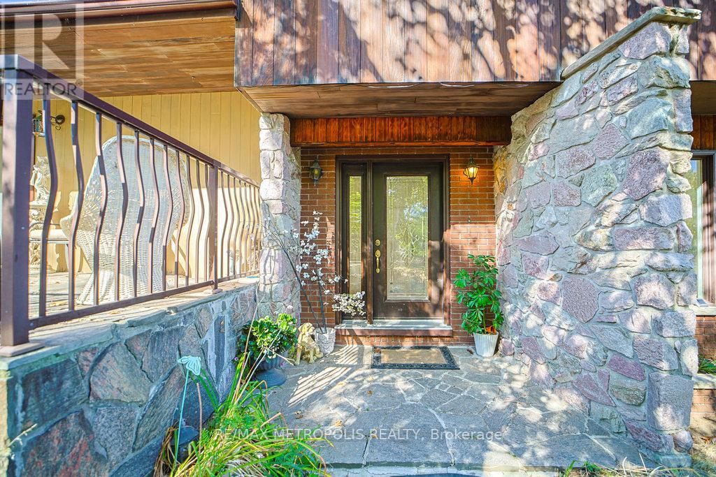186 Pinedale Lane, Gravenhurst, Ontario  P1P 1B4 - Photo 4 - X12457381