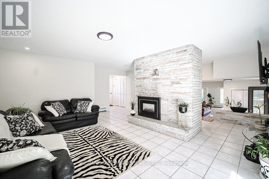186 Pinedale Lane, Gravenhurst, Ontario  P1P 1B4 - Photo 6 - X12457381