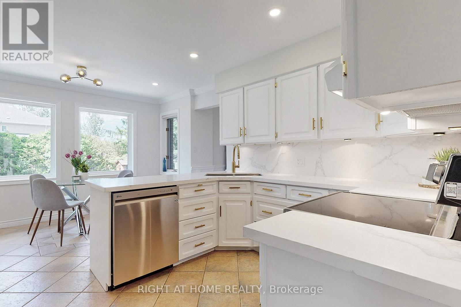 350 Sunset Beach Road, Richmond Hill, Ontario  L4E 3H9 - Photo 13 - N12457467