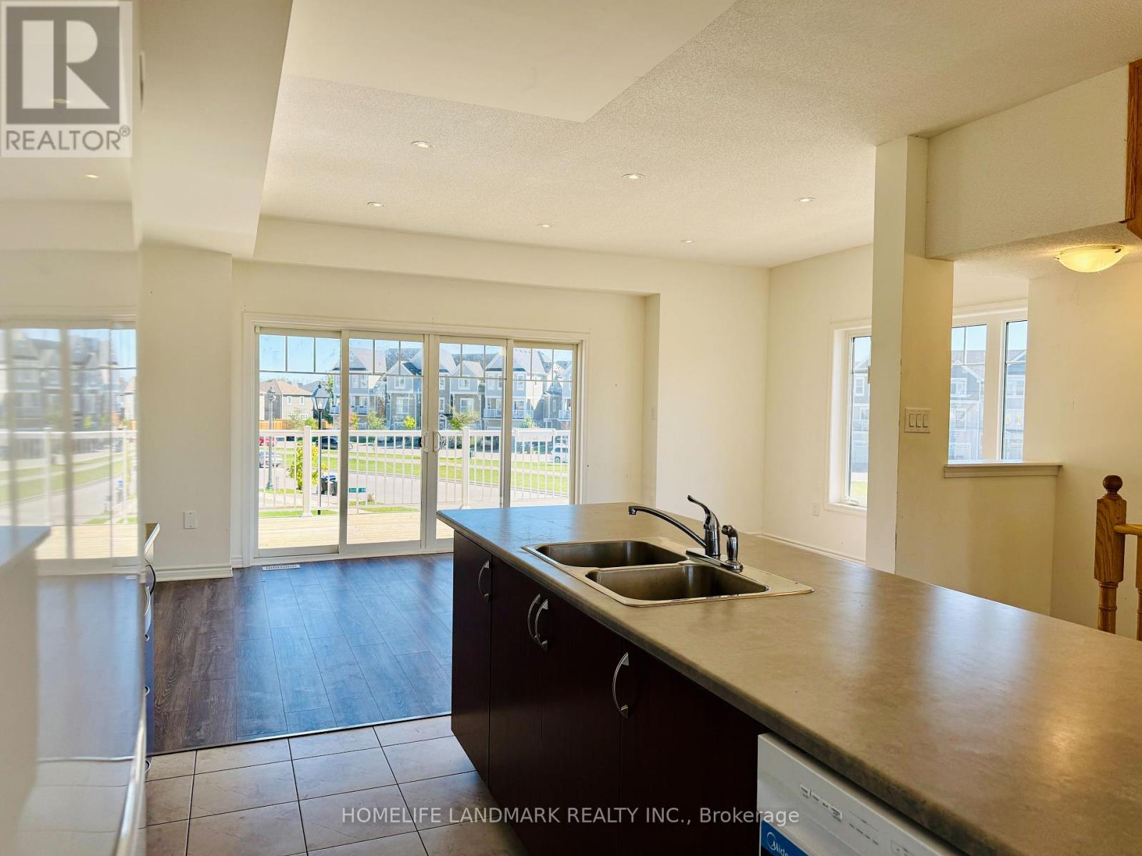 30 Village Gate Drive, Wasaga Beach, Ontario  L9Z 0J7 - Photo 21 - S12457433