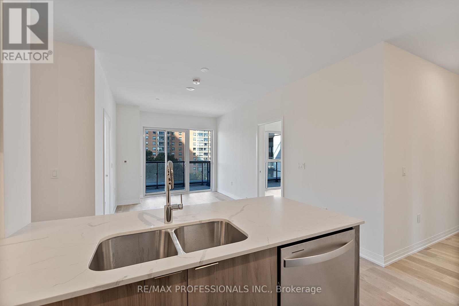 410 - 15 Watergarden Drive, Mississauga, Ontario  L5R 0H4 - Photo 11 - W12457440
