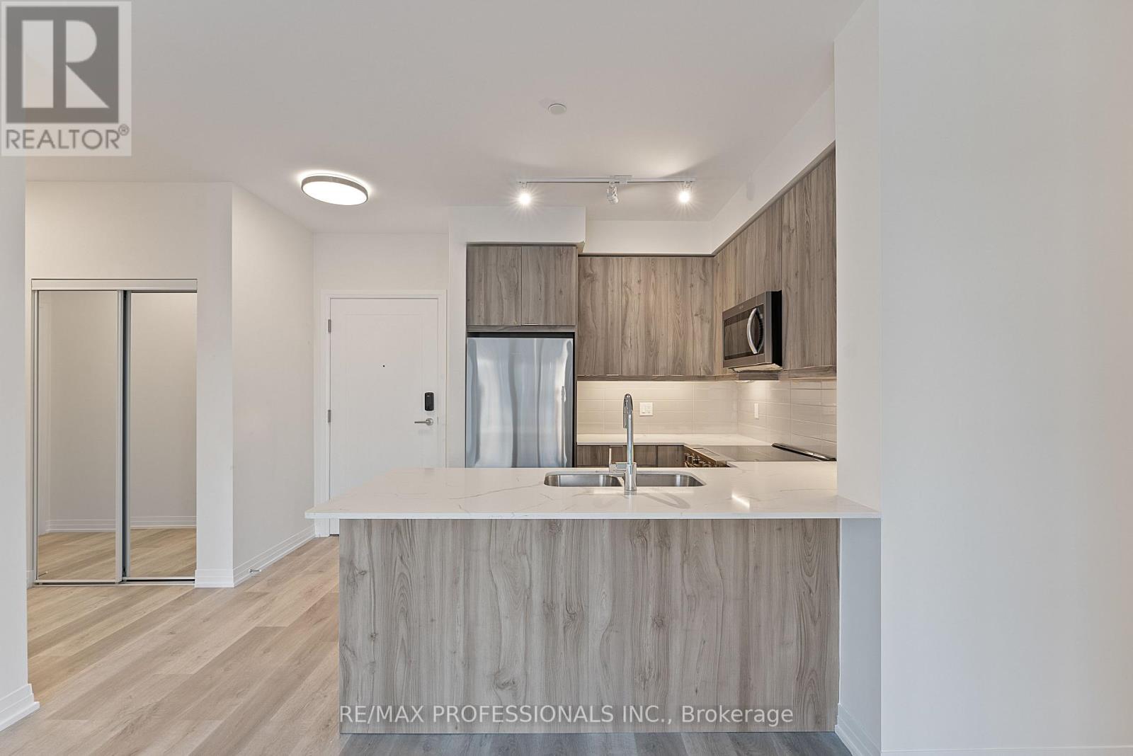 410 - 15 Watergarden Drive, Mississauga, Ontario  L5R 0H4 - Photo 13 - W12457440
