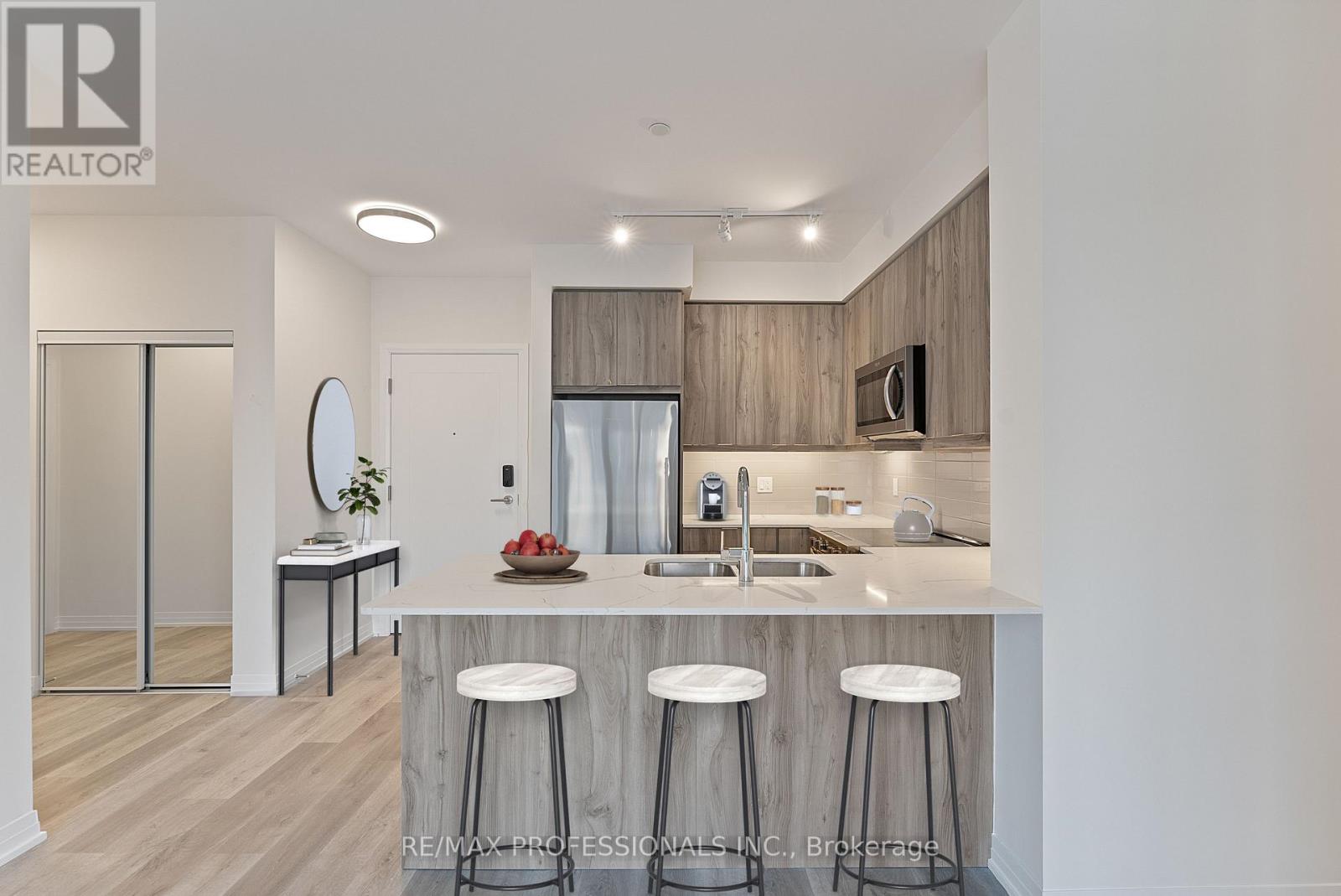 410 - 15 Watergarden Drive, Mississauga, Ontario  L5R 0H4 - Photo 4 - W12457440