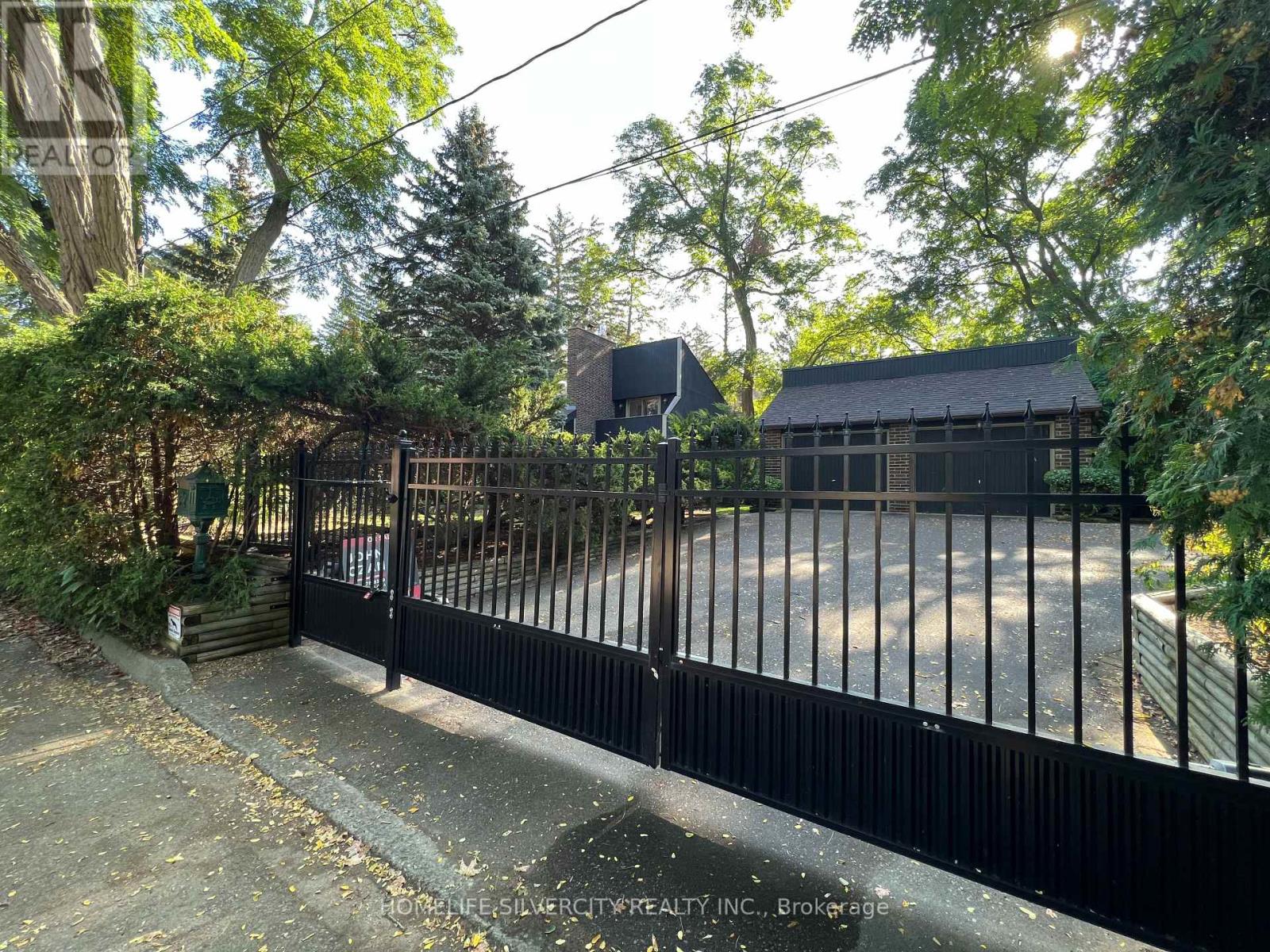 1810 Harkiss Road, Mississauga, Ontario  L5L 2R5 - Photo 2 - W12328899