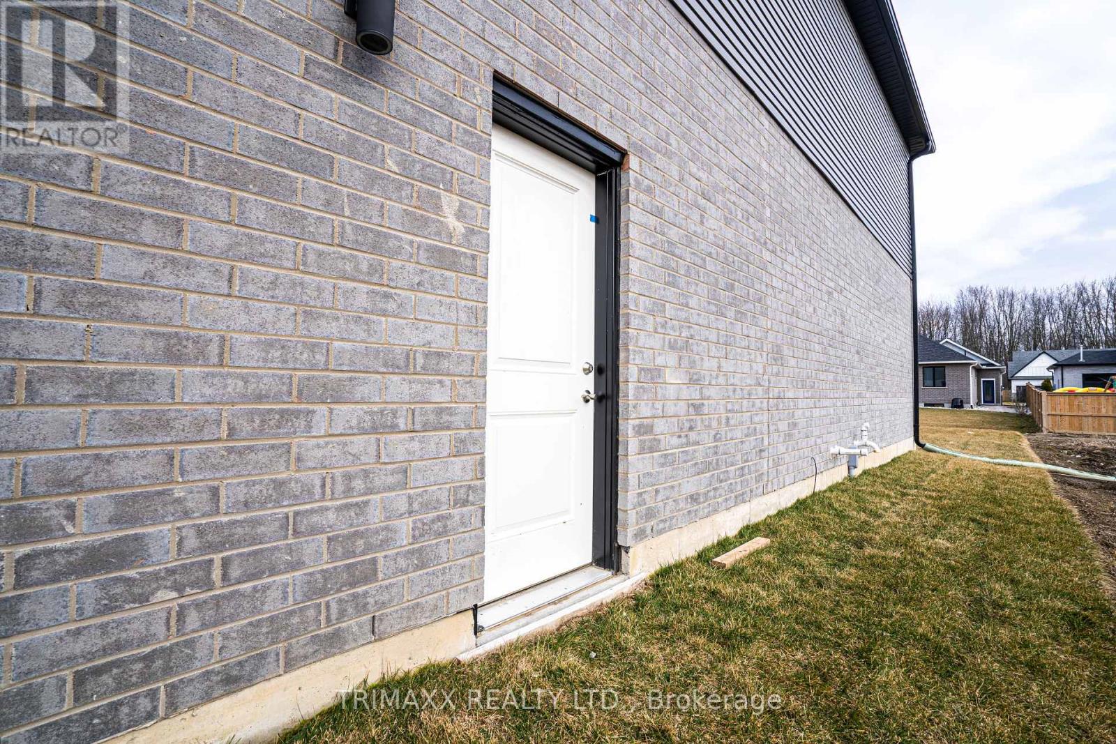188 Foxborough Place, Thames Centre, Ontario  N0M 2P0 - Photo 2 - X12457449