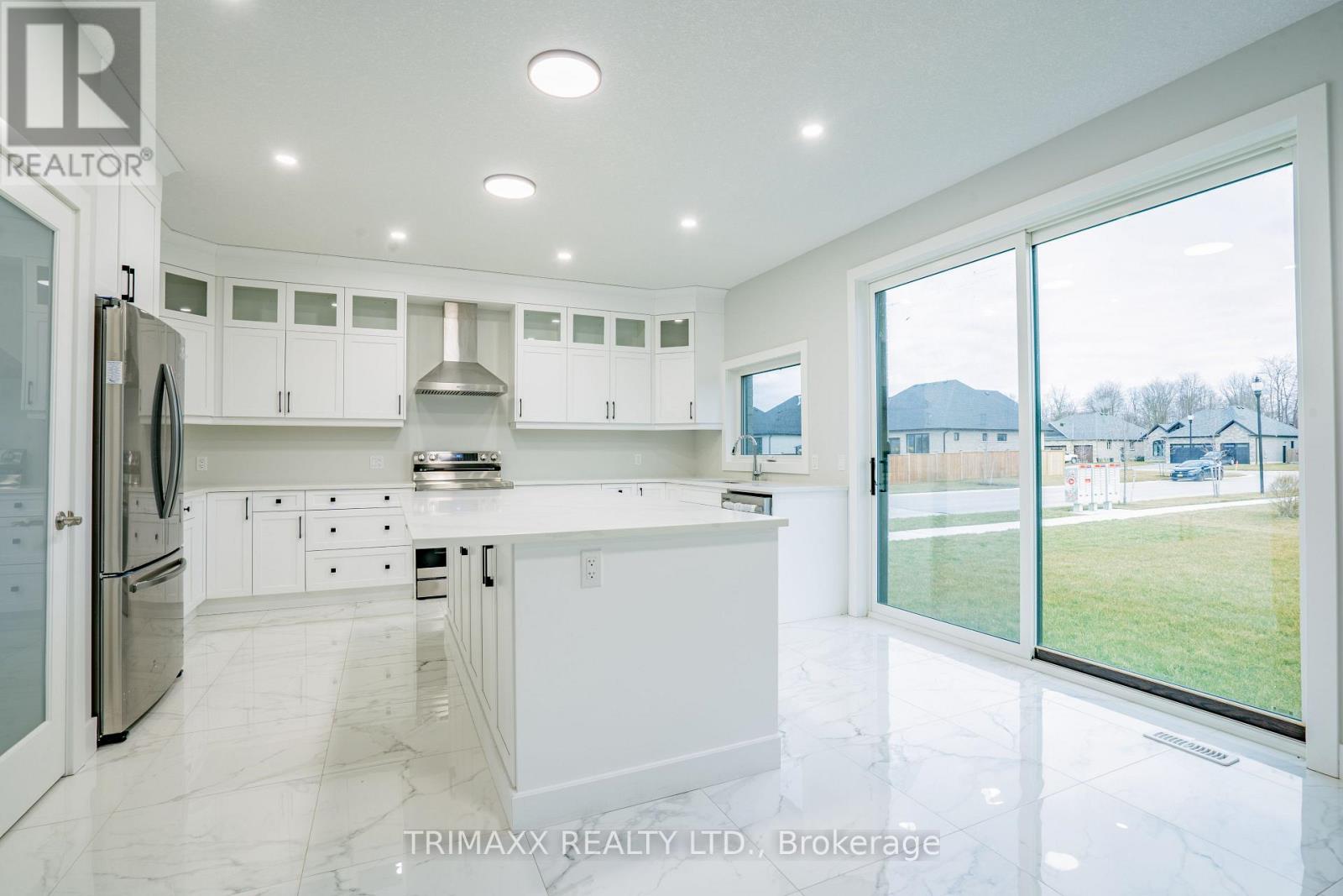 188 Foxborough Place, Thames Centre, Ontario  N0M 2P0 - Photo 6 - X12457449
