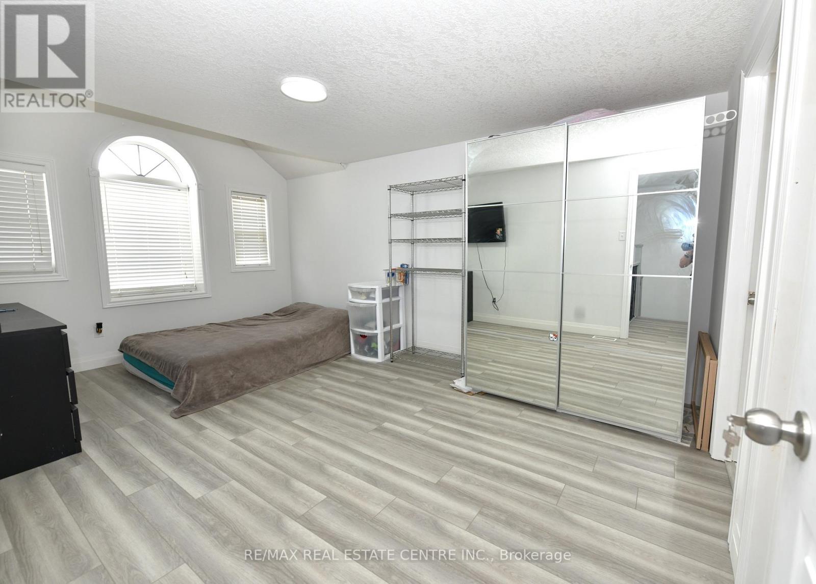 260 Bridlewreath Street, Kitchener, Ontario  N2E 4B4 - Photo 13 - X12457465