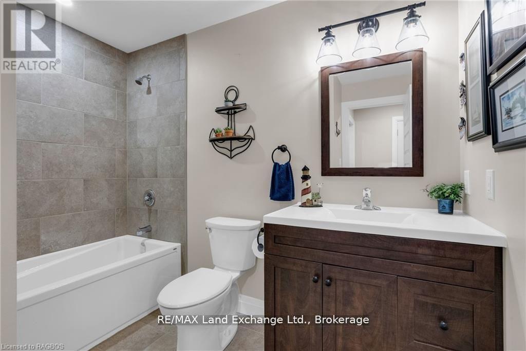 46 Fairway Lane, Saugeen Shores, Ontario  N0H 2C3 - Photo 15 - X12457554