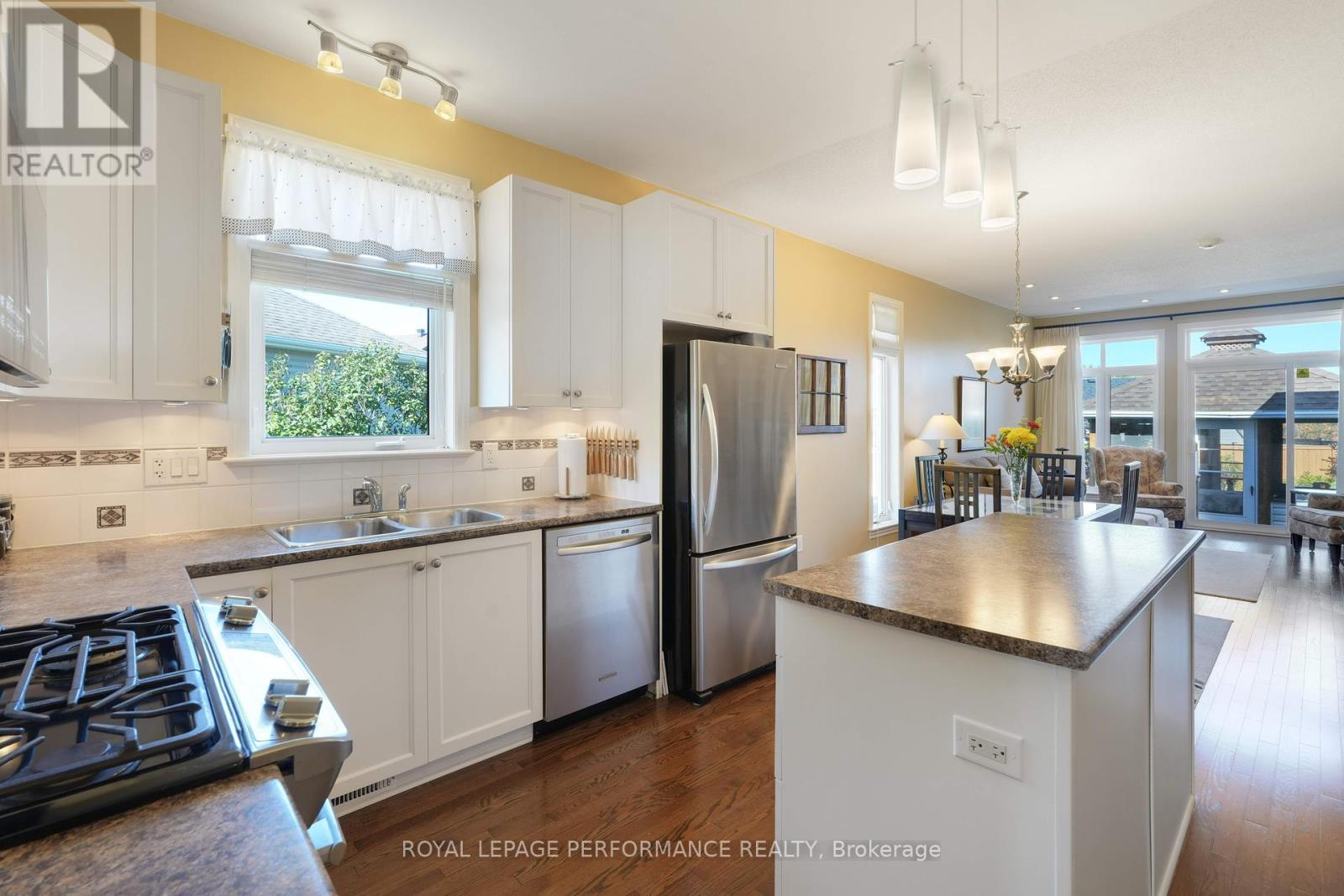 240 Bulrush Crescent, Ottawa, Ontario  K1T 0E6 - Photo 4 - X12457593