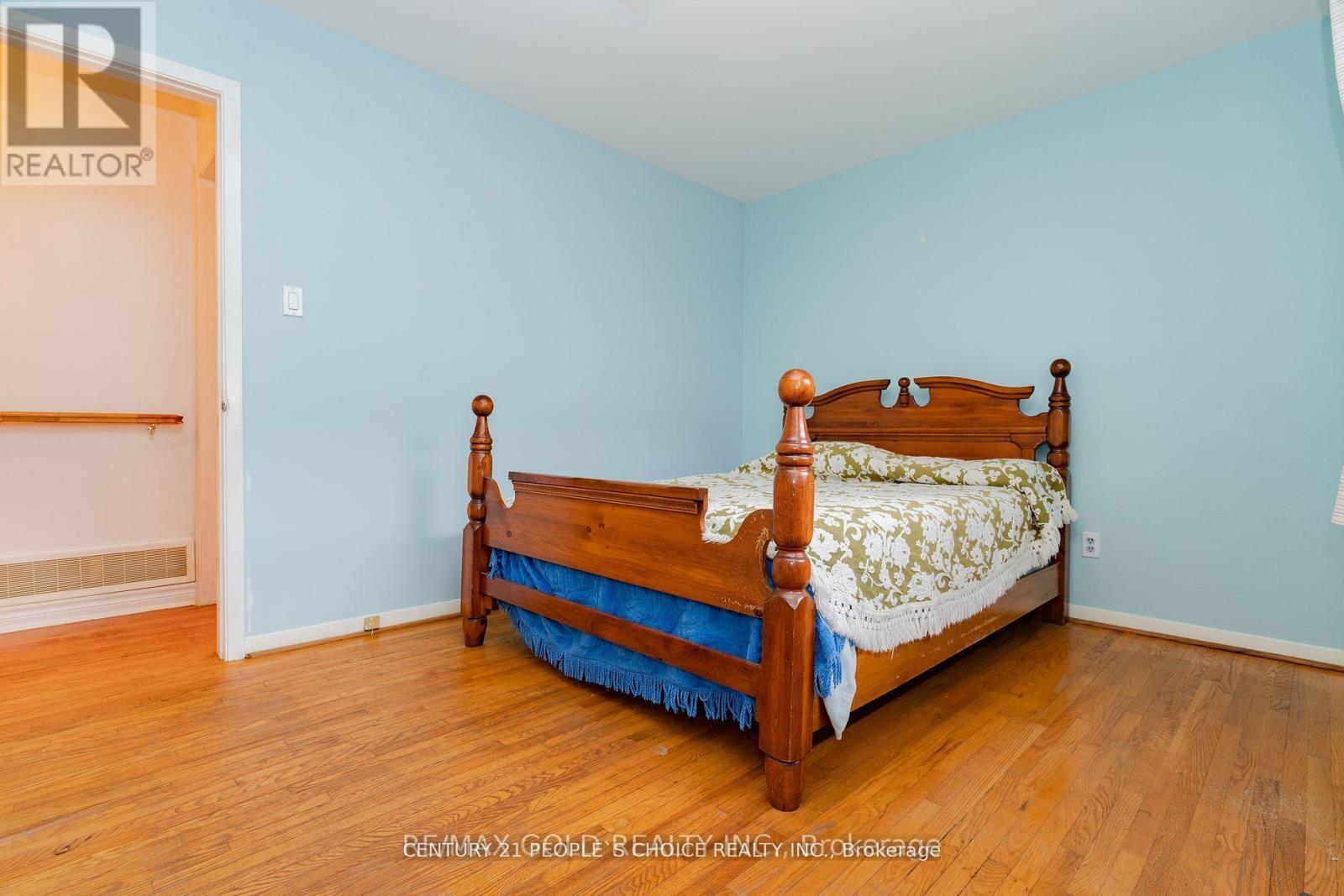 (Upper) - 31 Dorchester Drive, Brampton, Ontario  L6T 3C8 - Photo 5 - W12450485