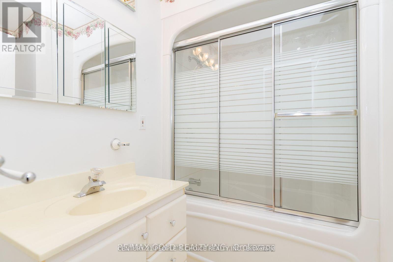 (Upper) - 31 Dorchester Drive, Brampton, Ontario  L6T 3C8 - Photo 6 - W12450485