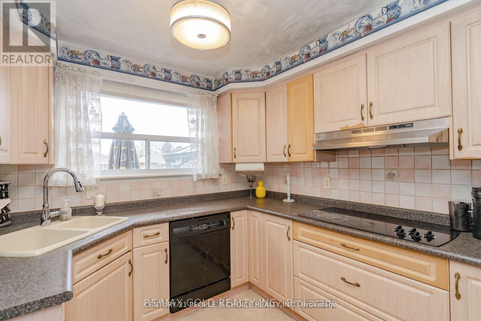 (Upper) - 31 Dorchester Drive, Brampton, Ontario  L6T 3C8 - Photo 4 - W12450485