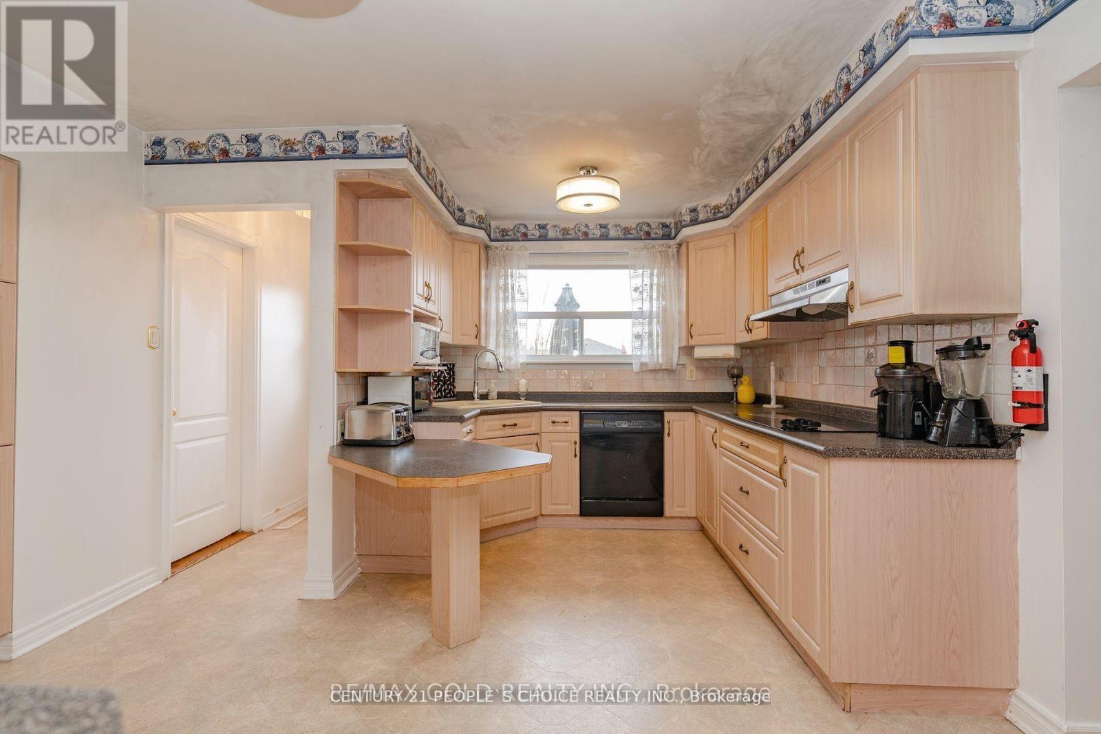 (Upper) - 31 Dorchester Drive, Brampton, Ontario  L6T 3C8 - Photo 2 - W12450485