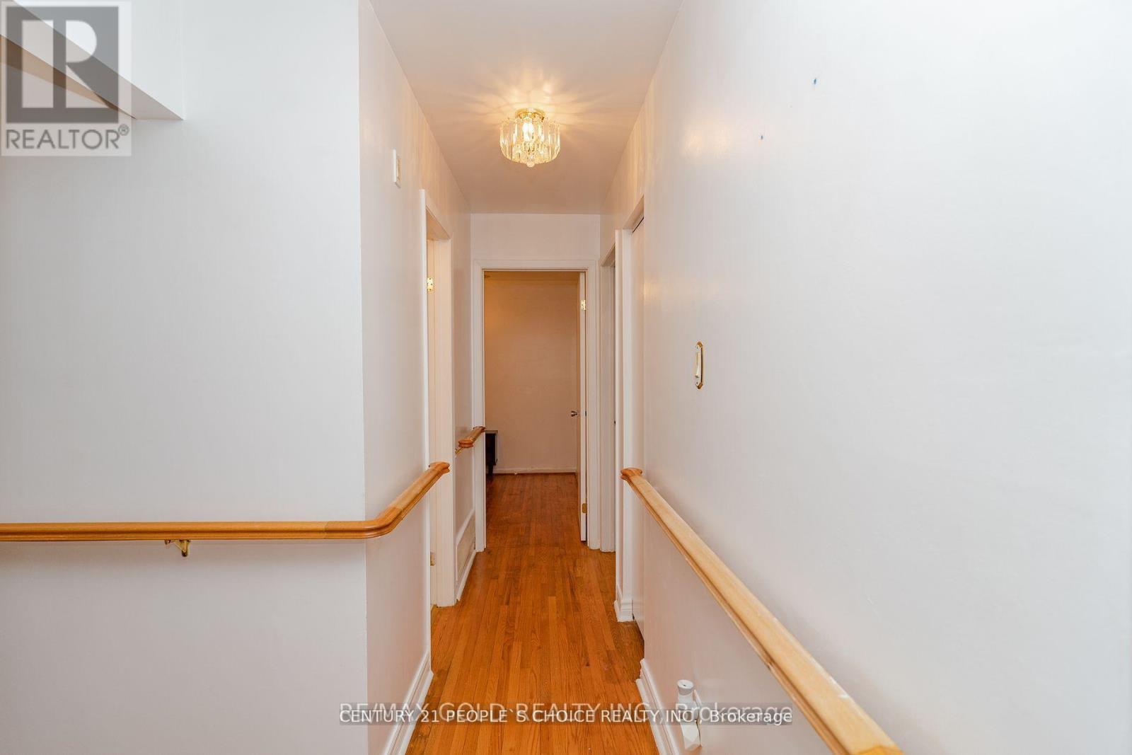 (Upper) - 31 Dorchester Drive, Brampton, Ontario  L6T 3C8 - Photo 8 - W12450485