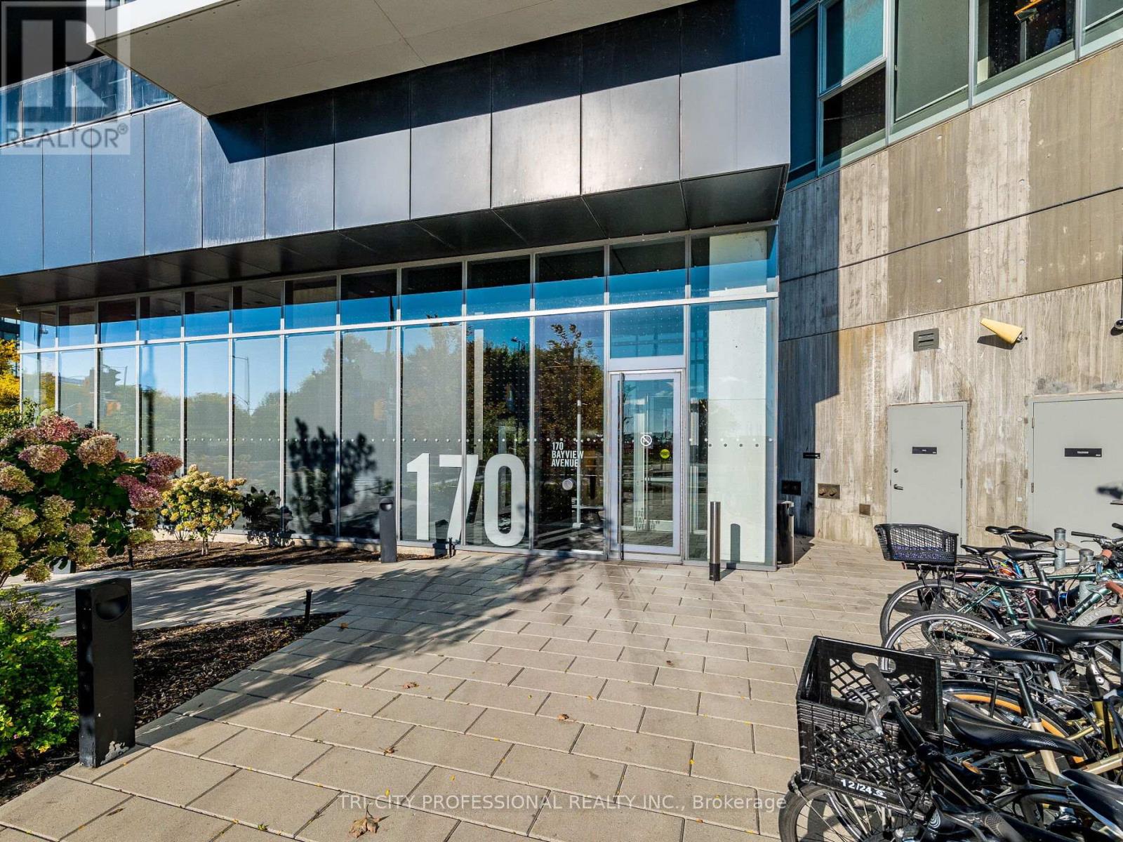 304 - 170 Bayview Avenue, Toronto, Ontario  M5A 0M4 - Photo 2 - C12457528