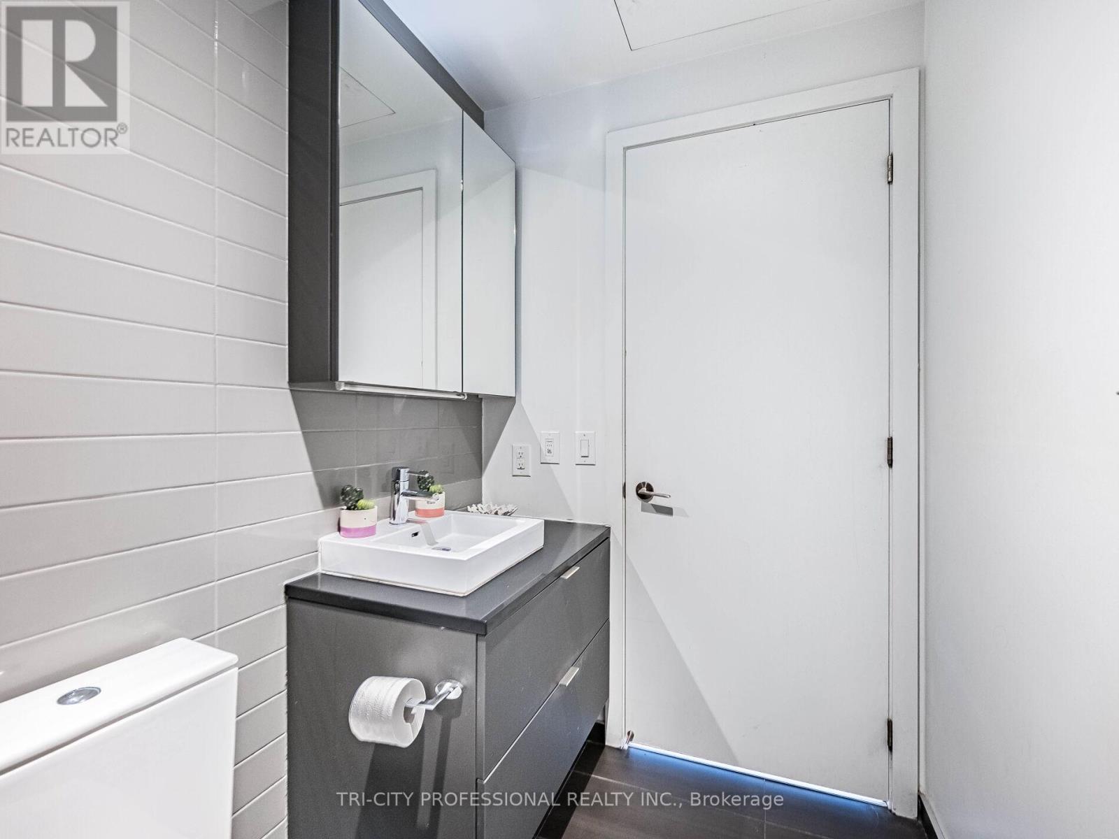 304 - 170 Bayview Avenue, Toronto, Ontario  M5A 0M4 - Photo 8 - C12457528