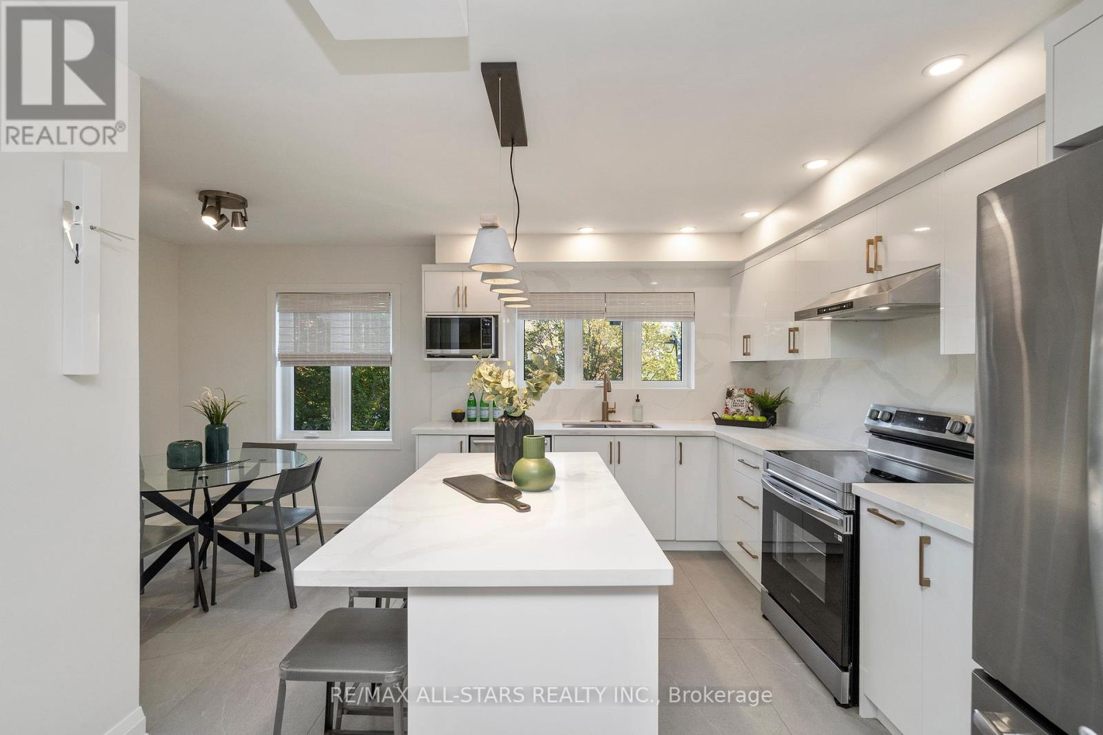 21 Rougehaven Way, Markham, Ontario  L3P 7W5 - Photo 4 - N12457524