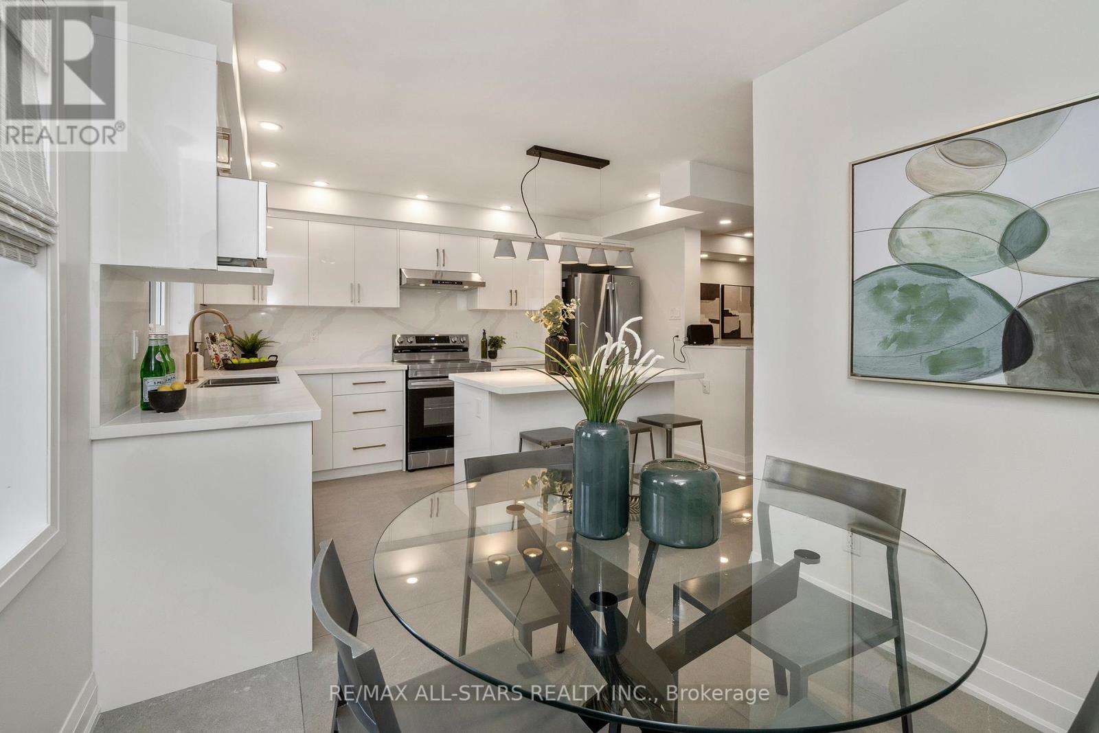 21 Rougehaven Way, Markham, Ontario  L3P 7W5 - Photo 5 - N12457524