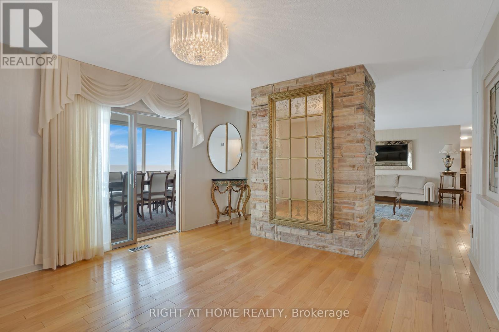 1360 Lakeshore Road W, Oakville, Ontario  L6L 1G2 - Photo 12 - W12457475