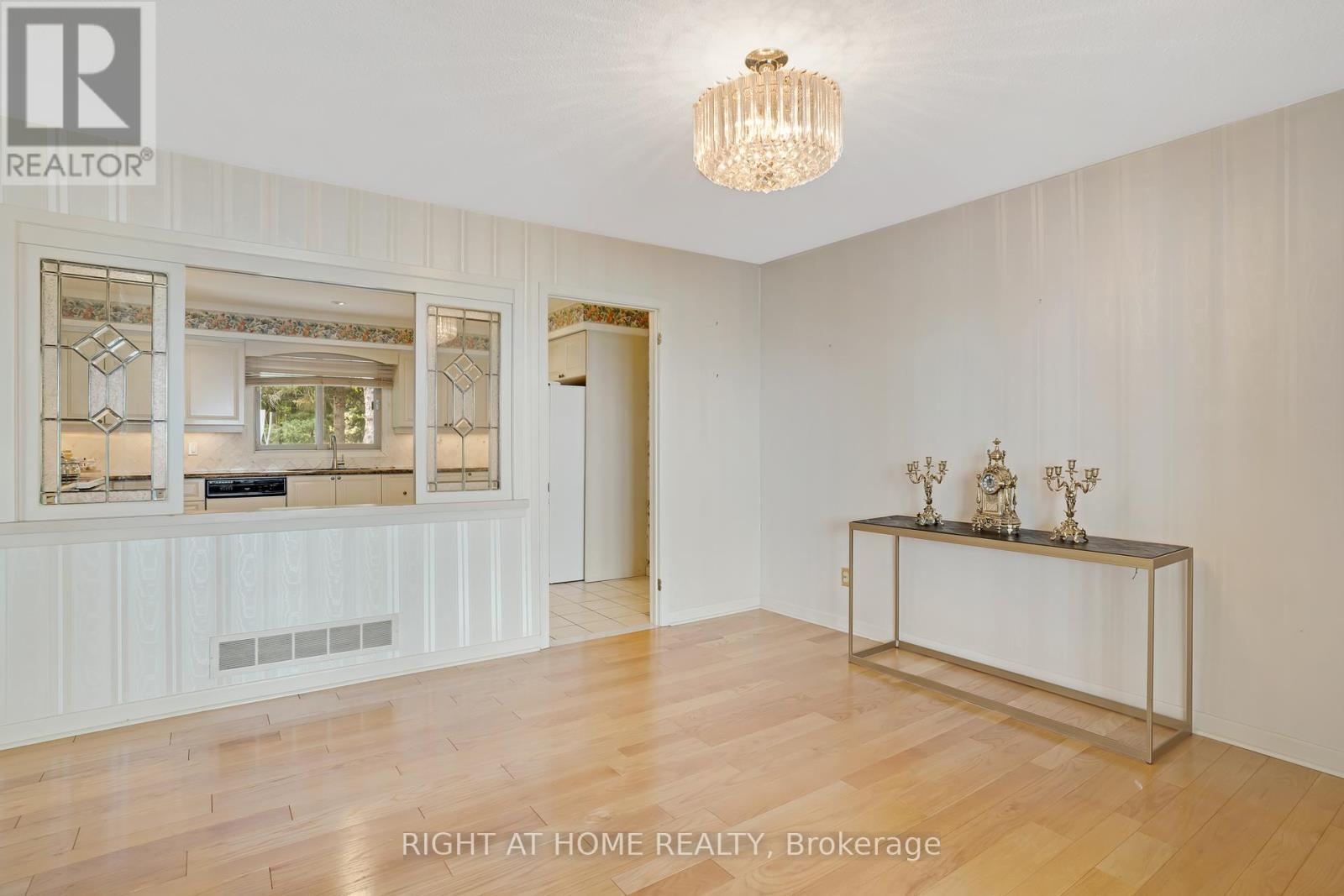 1360 Lakeshore Road W, Oakville, Ontario  L6L 1G2 - Photo 14 - W12457475