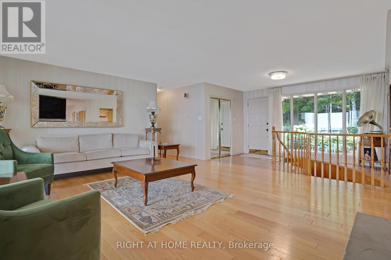 1360 Lakeshore Road W, Oakville, Ontario  L6L 1G2 - Photo 2 - W12457475