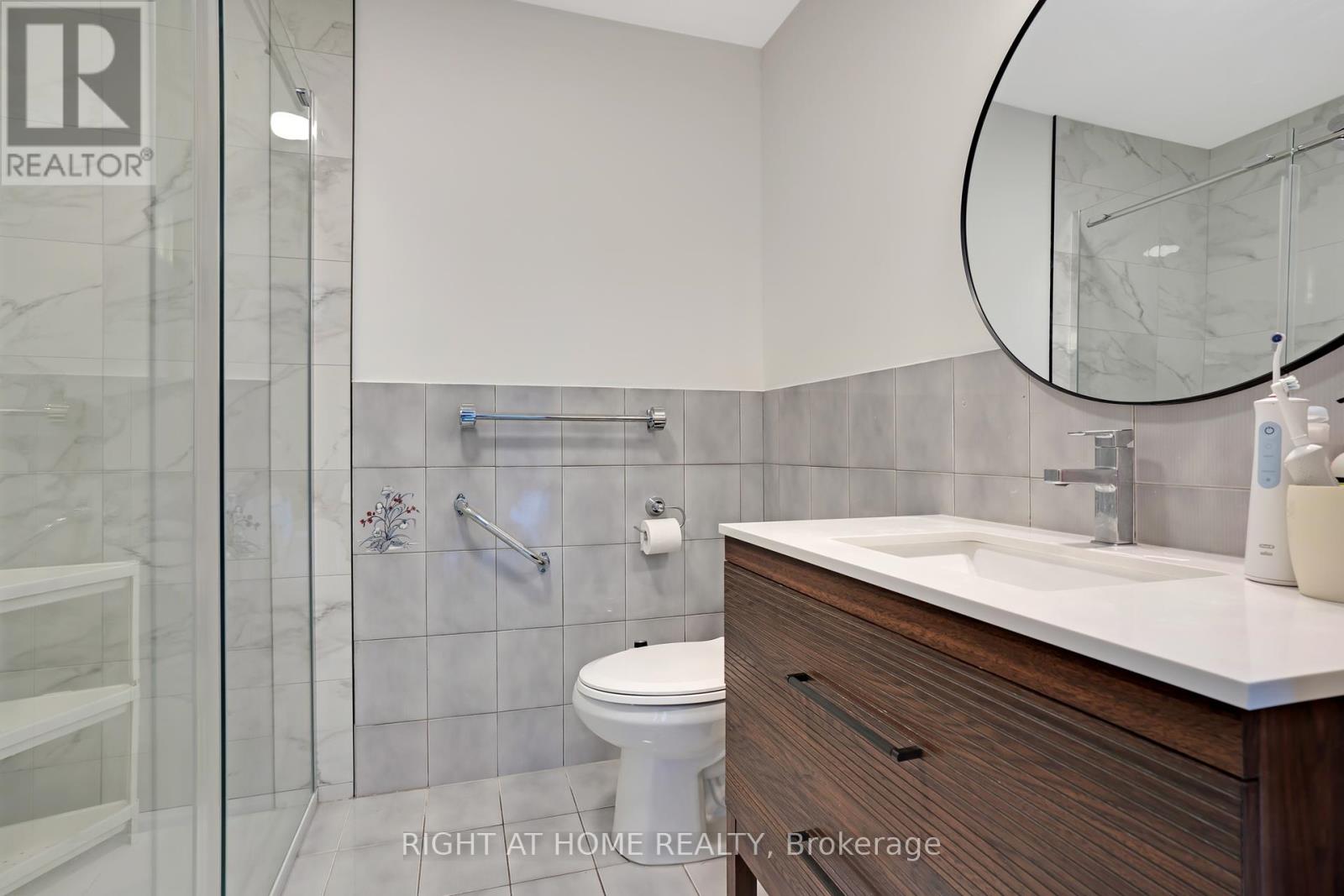 1360 Lakeshore Road W, Oakville, Ontario  L6L 1G2 - Photo 21 - W12457475
