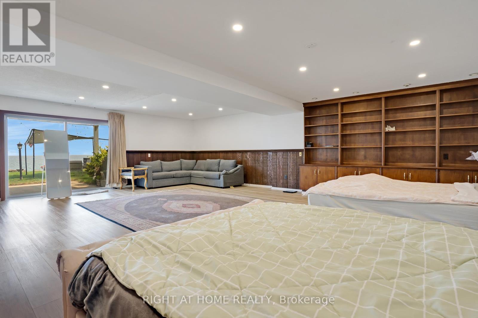 1360 Lakeshore Road W, Oakville, Ontario  L6L 1G2 - Photo 32 - W12457475