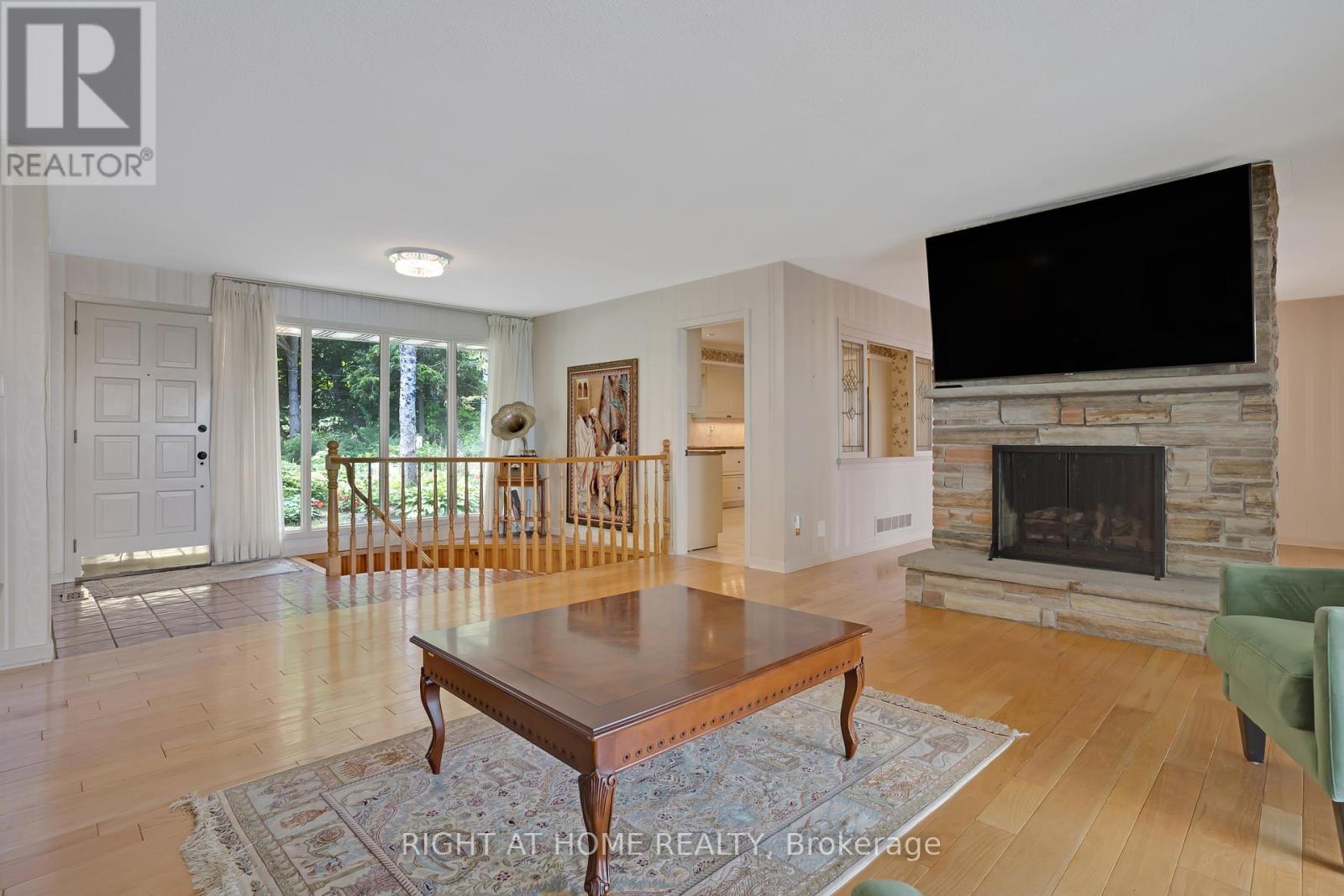 1360 Lakeshore Road W, Oakville, Ontario  L6L 1G2 - Photo 5 - W12457475
