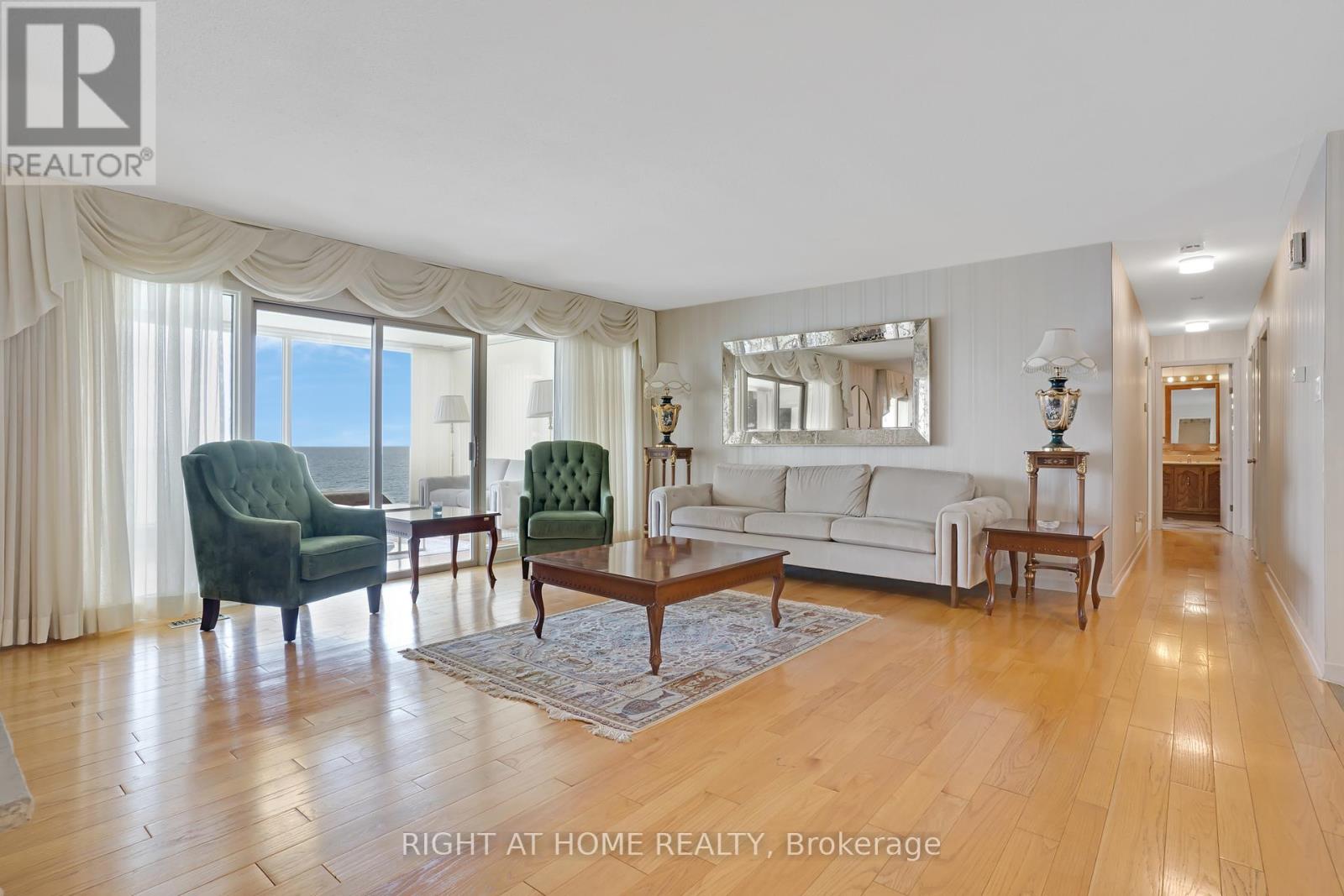 1360 Lakeshore Road W, Oakville, Ontario  L6L 1G2 - Photo 6 - W12457475
