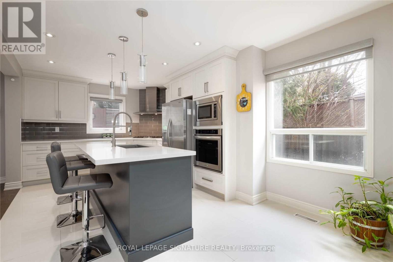 74 Bonham Boulevard, Mississauga, Ontario  L5M 2N8 - Photo 7 - W12457560